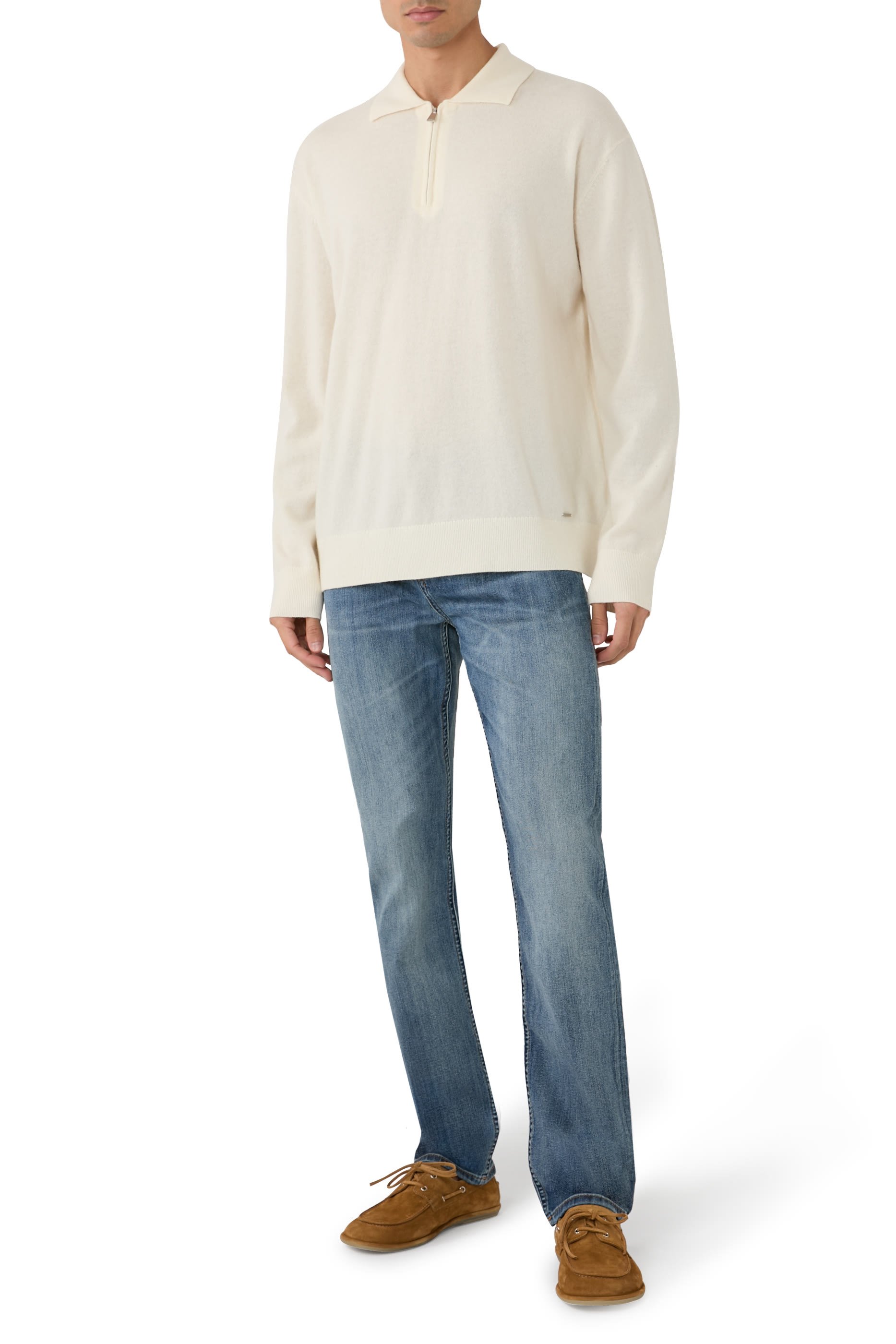 بنطال جينز بقصة ساق مستقيمة وخمس جيوب وشعار الماركة