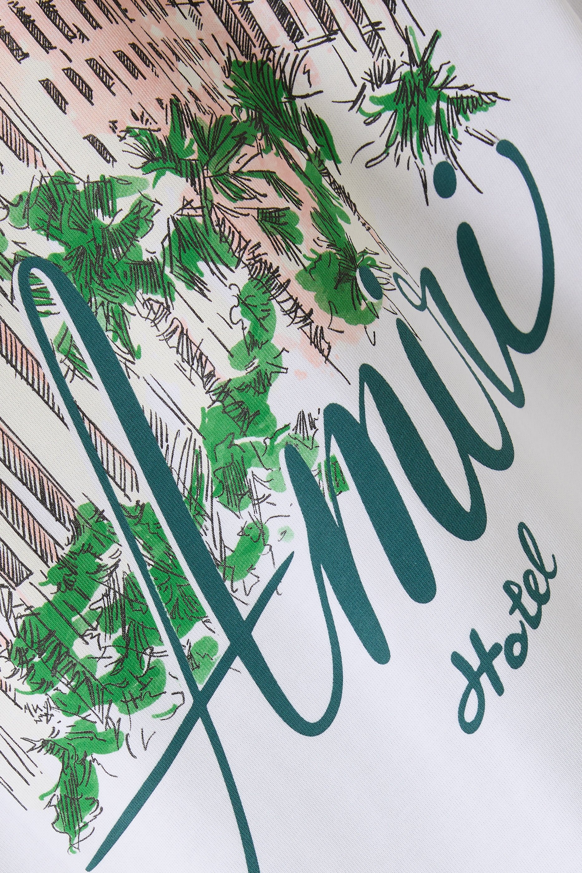 تيشيرت بنقشة فندق وقصة فضفاضة