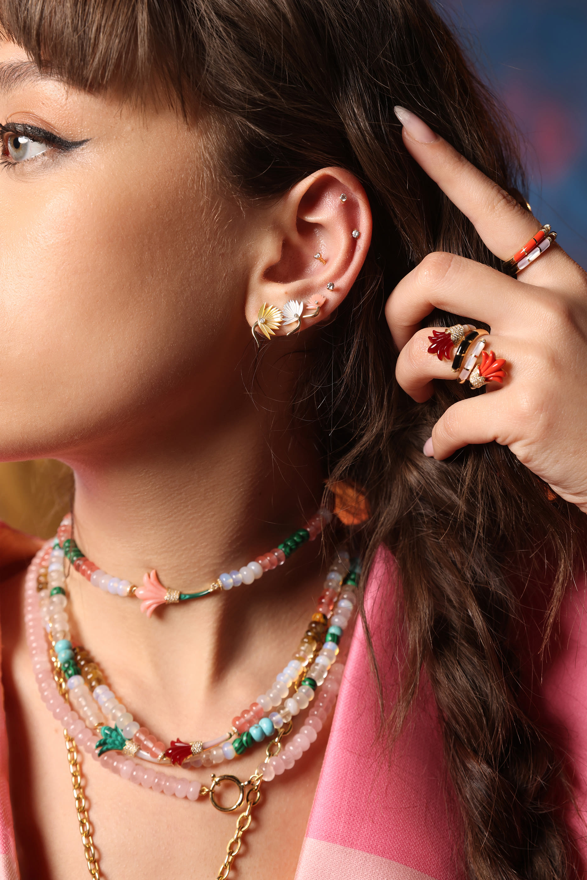 أقراط بتصميم زهرة مرصعة بالماس وعرق لؤلؤ وردي ذهب أصفر عيار 18