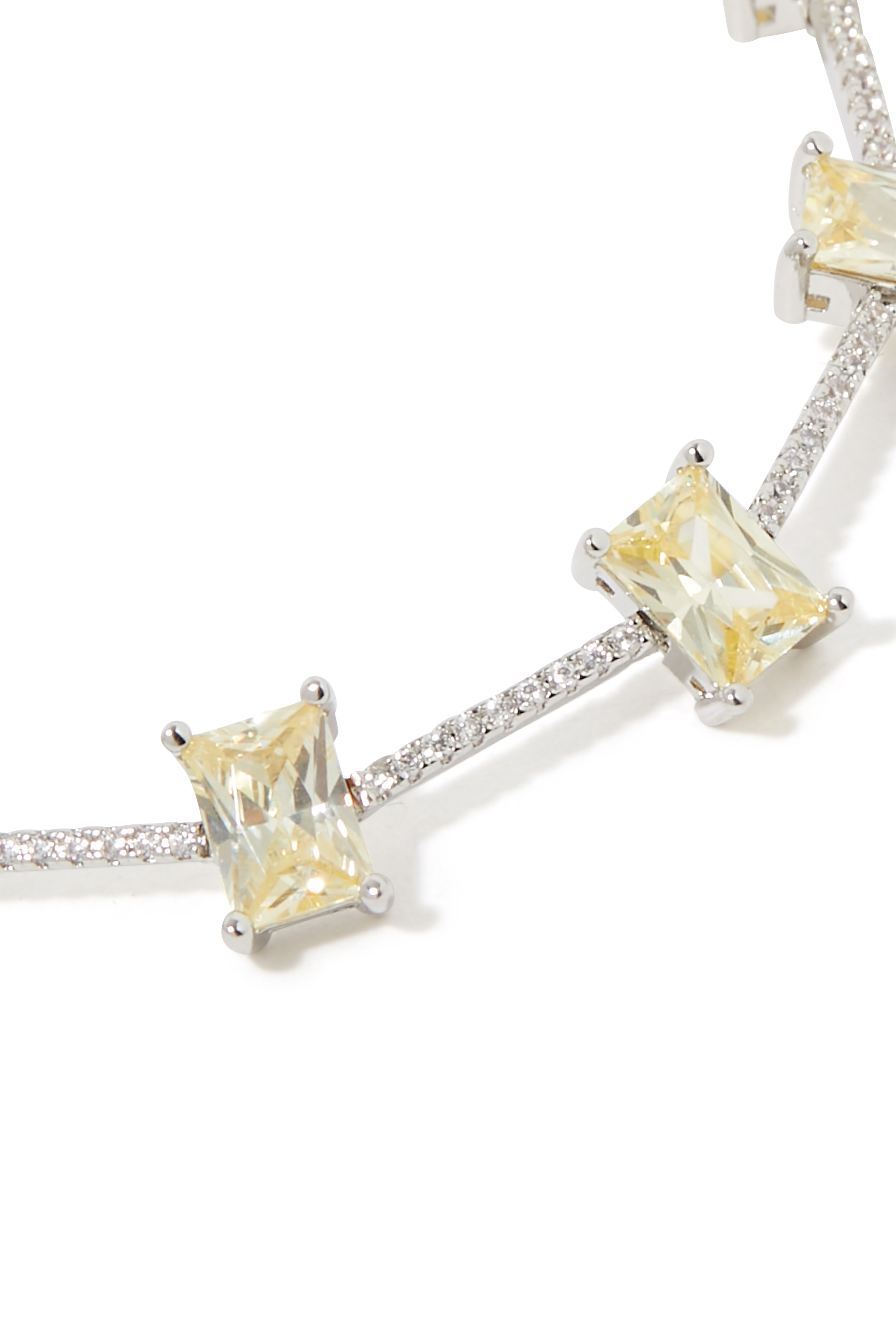 سوار مرصع بالزمرد بشكل أفقي