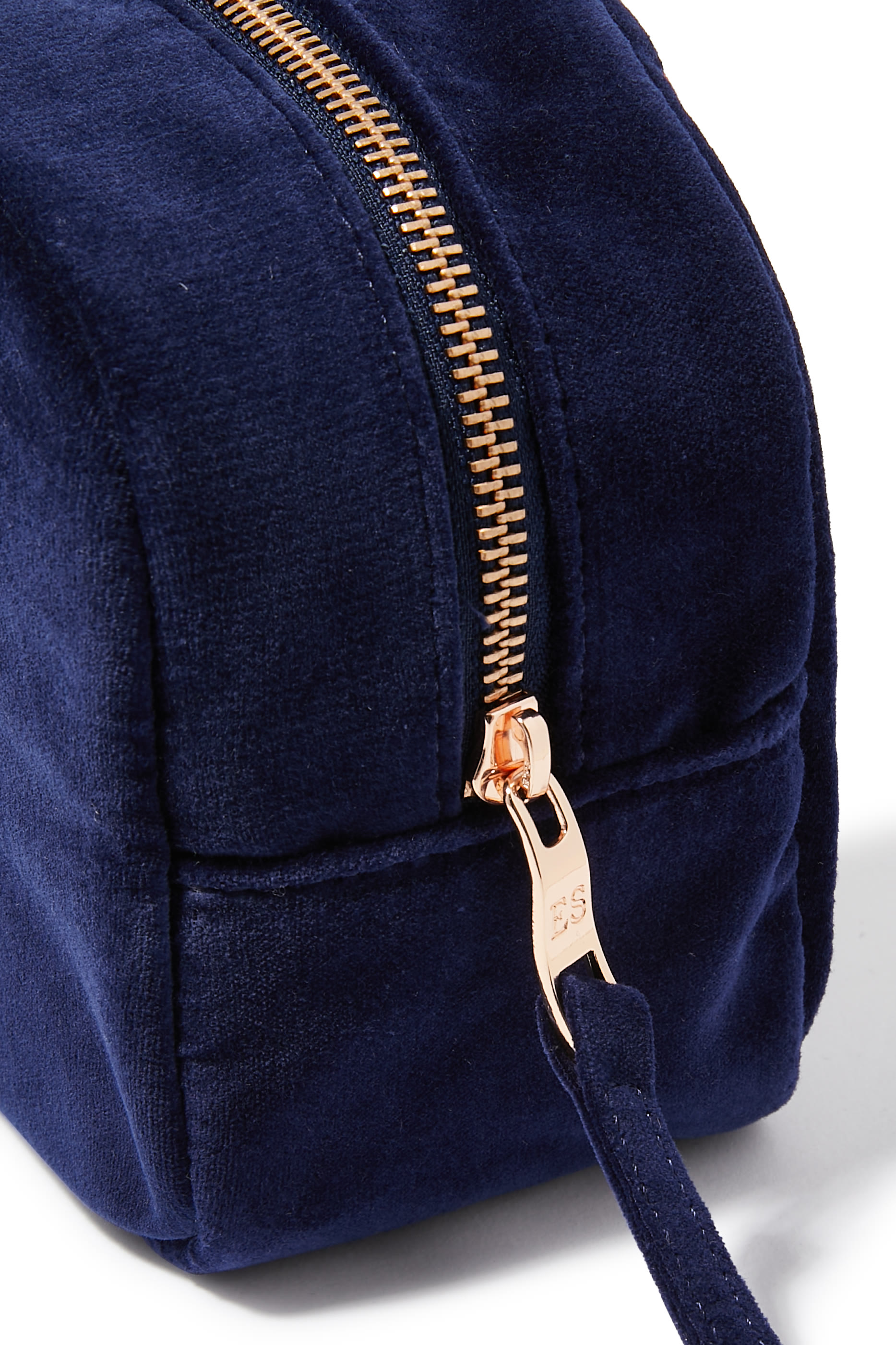 حقيبة مكياج بتطريزات سماوية