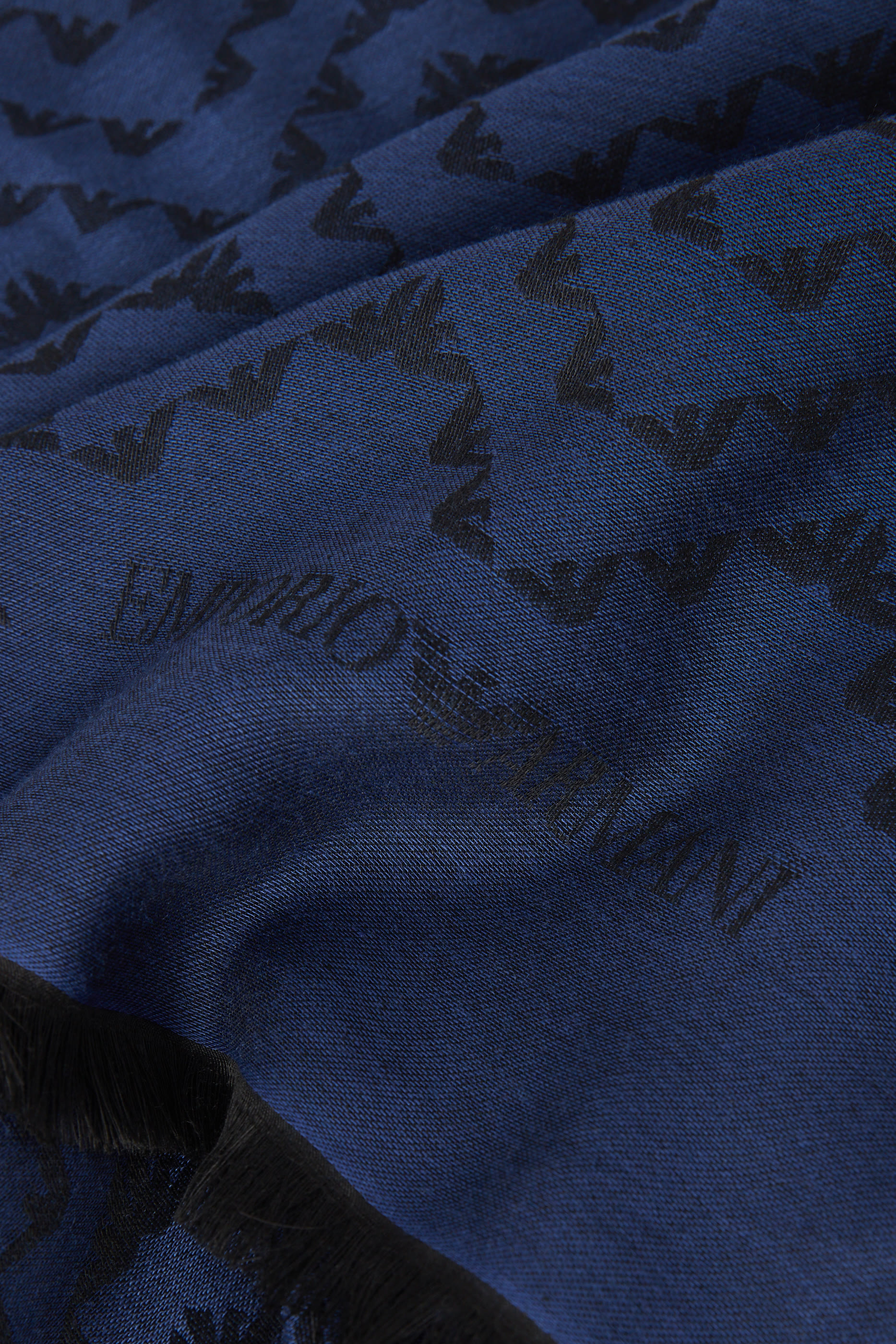 وشاح مزين كليا بشعار الماركة