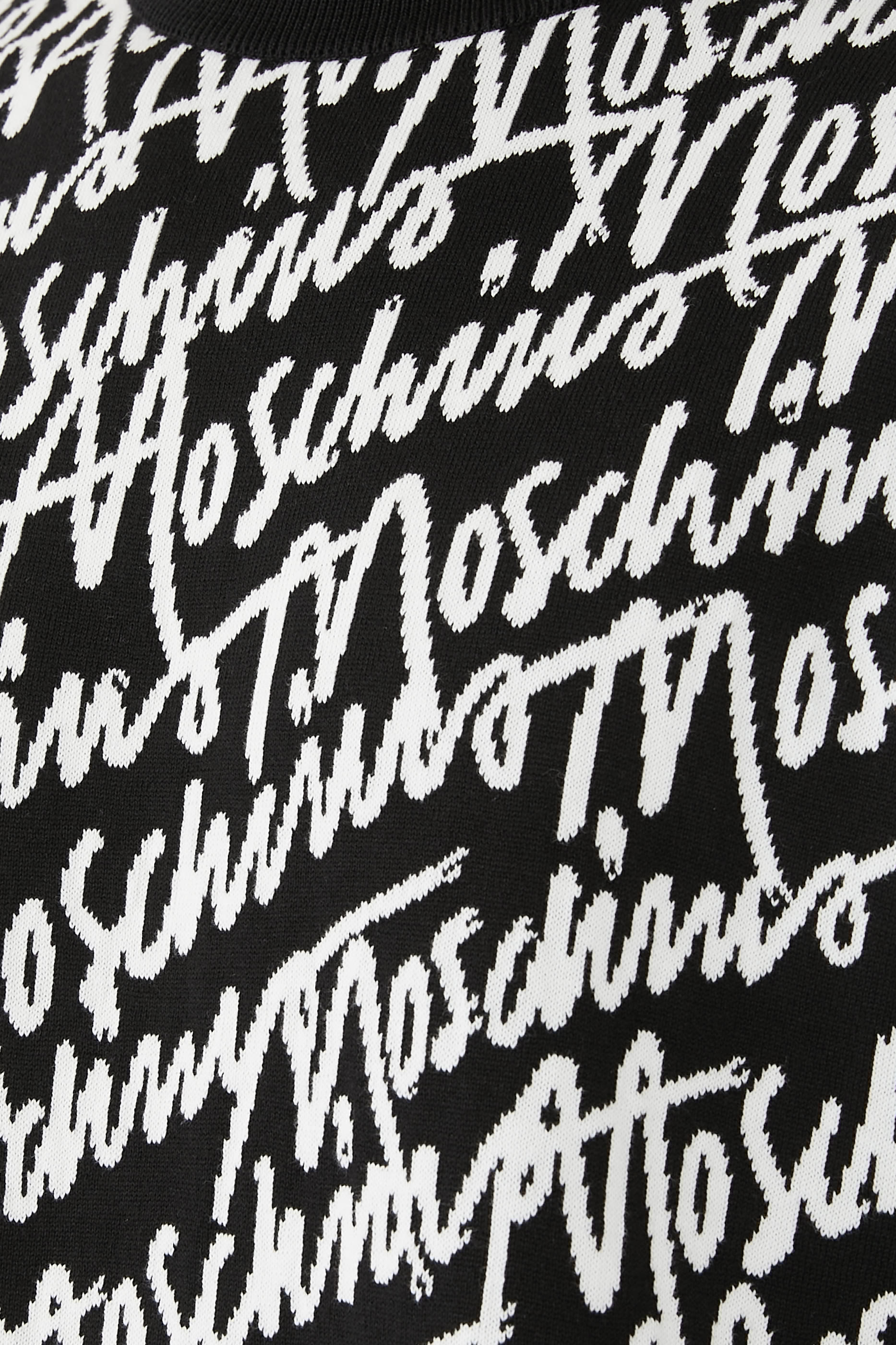 كنزة بشعار الماركة