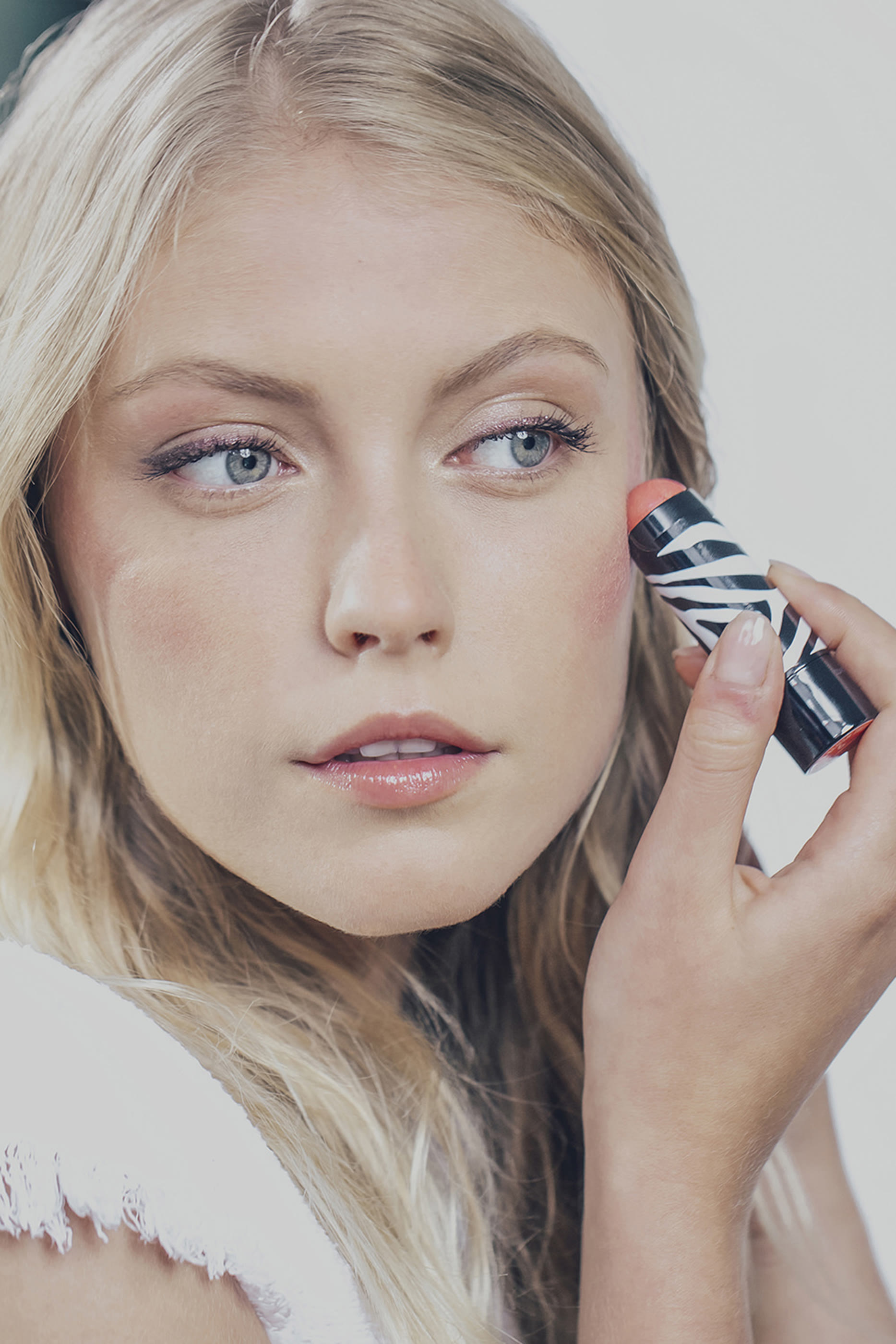 أحمر خدود فيتو بلش تويست