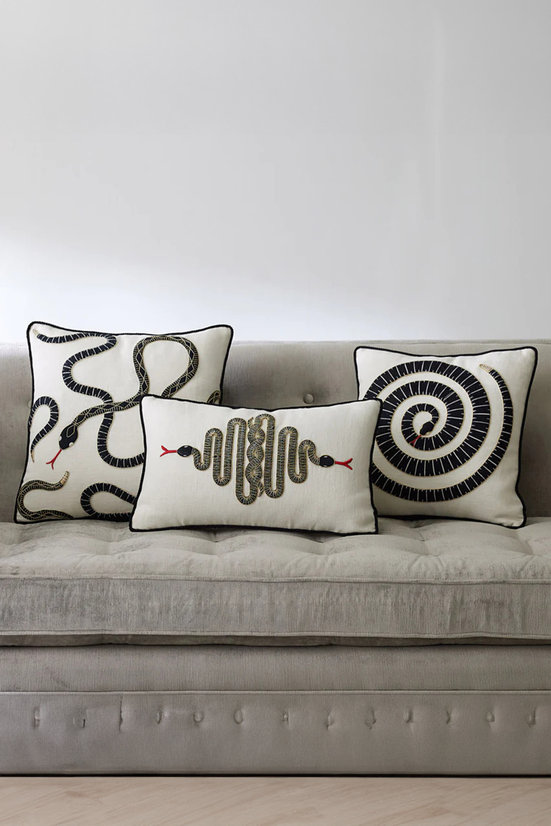 وسادة مطرزة بثعبان