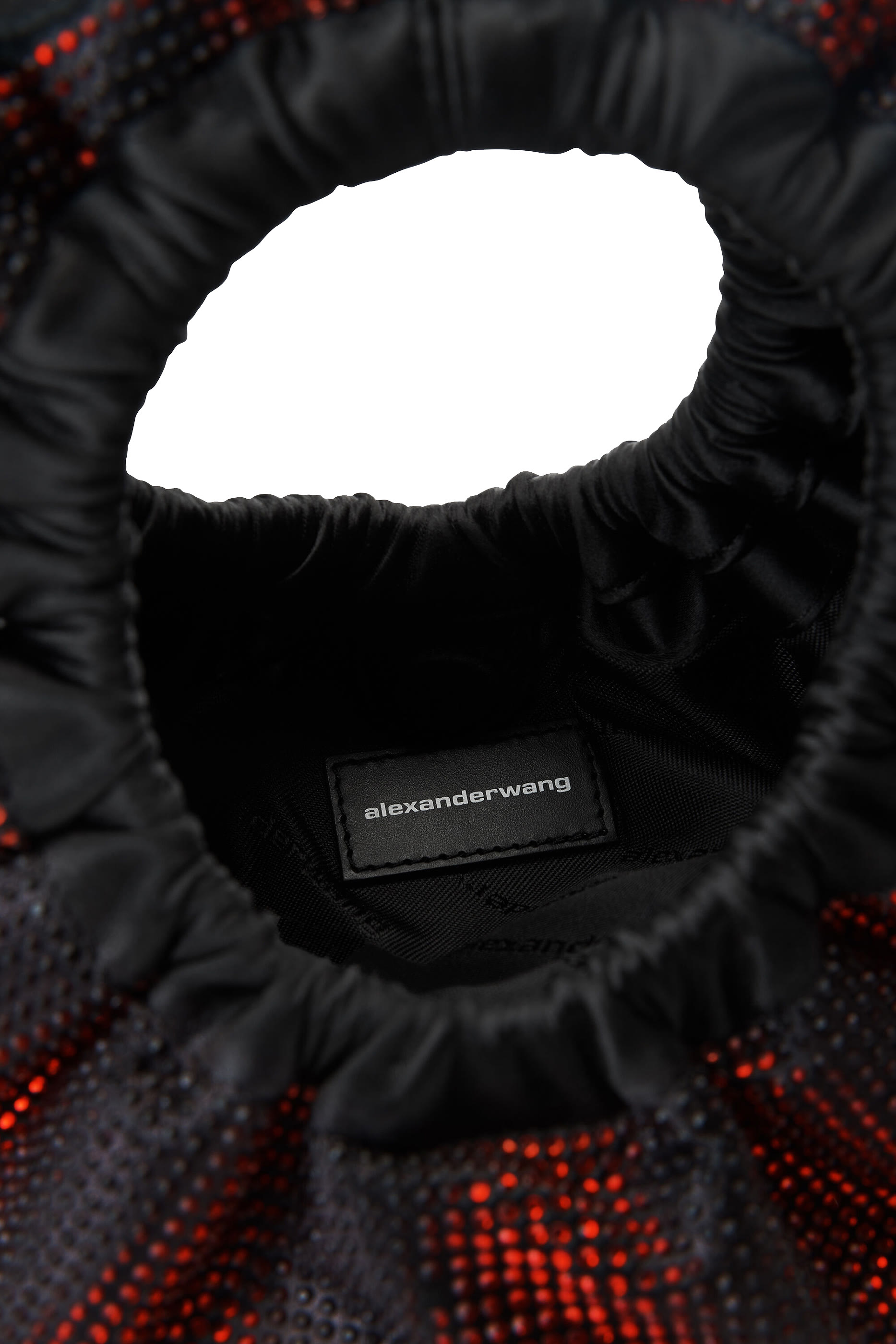 حقيبة صغيرة بتصميم مقوس مزينة بكريستال مثبت حراريًا بتفاصيل ممزقة