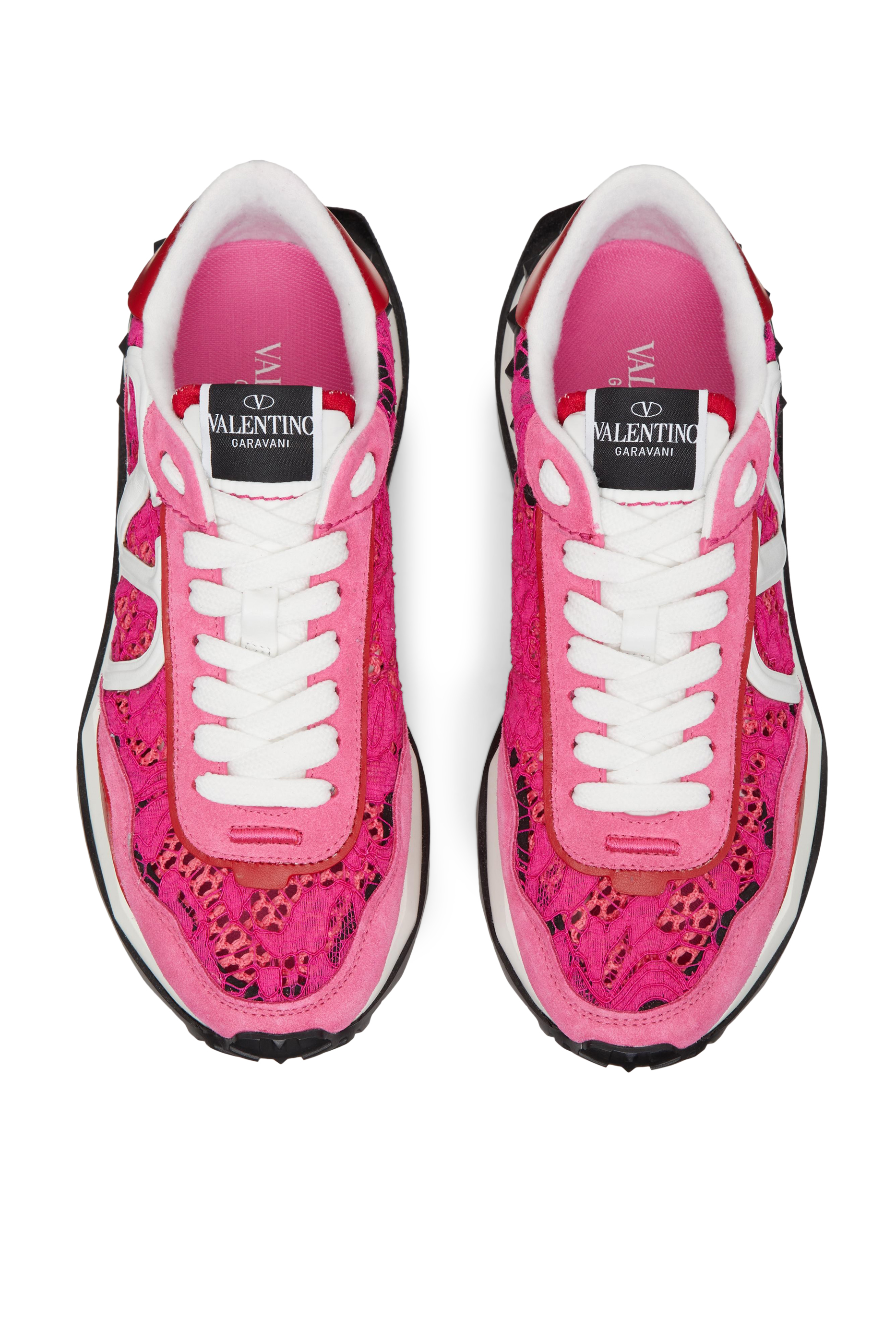 سنيكرز فالنتينو غارافاني بتصميم كروشيه