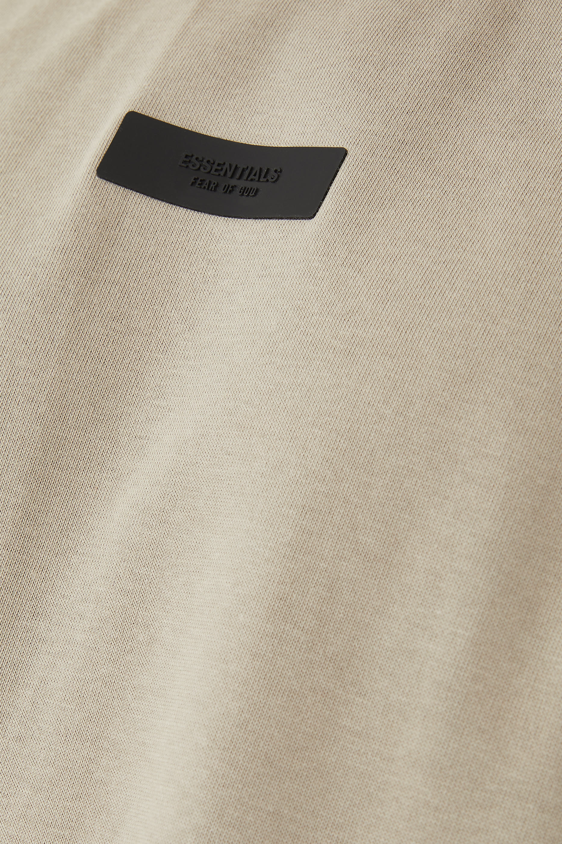 تيشيرت بلا أكمام بشعار اسنشالز