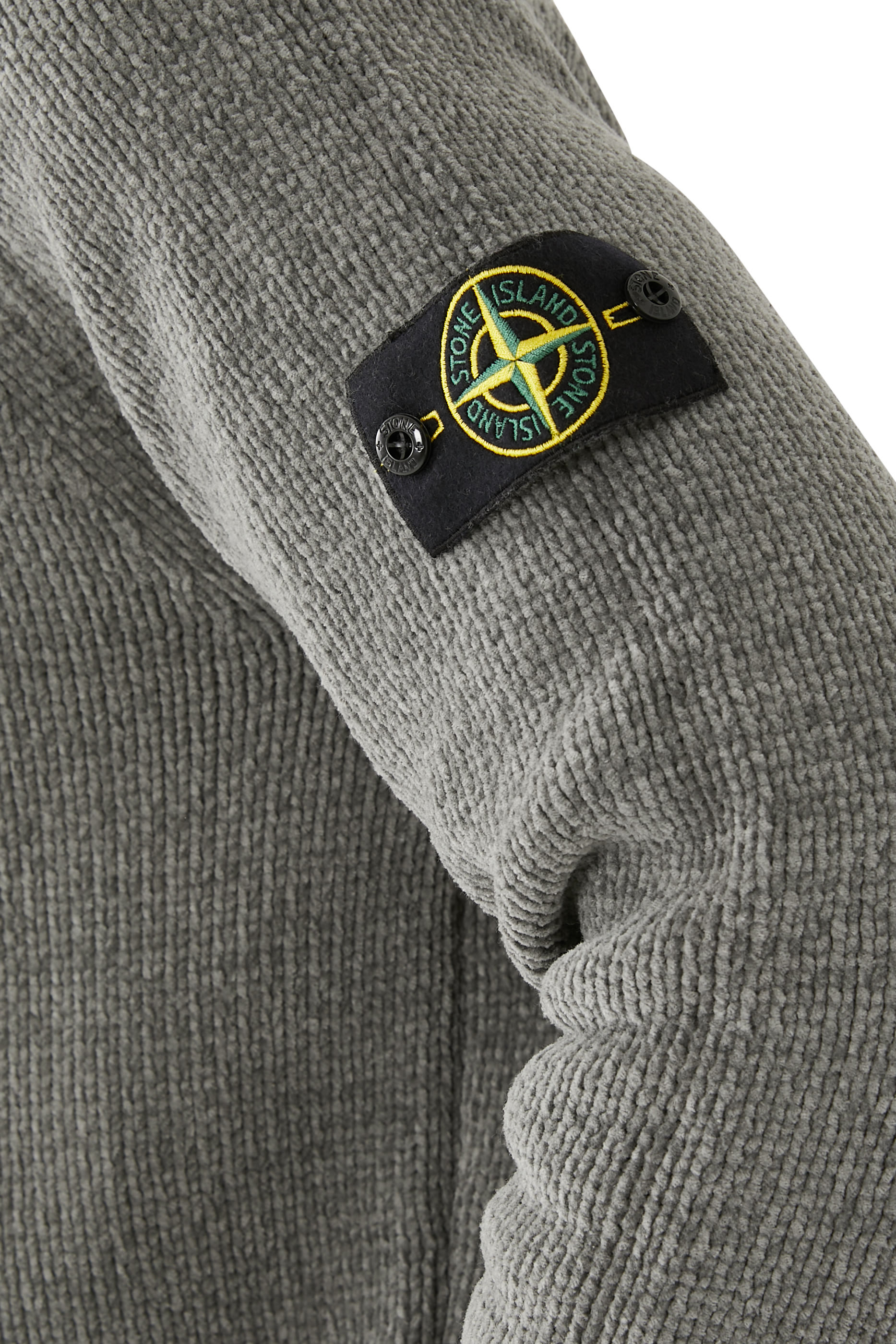 كنزة بياقة عالية وقصة واسعة