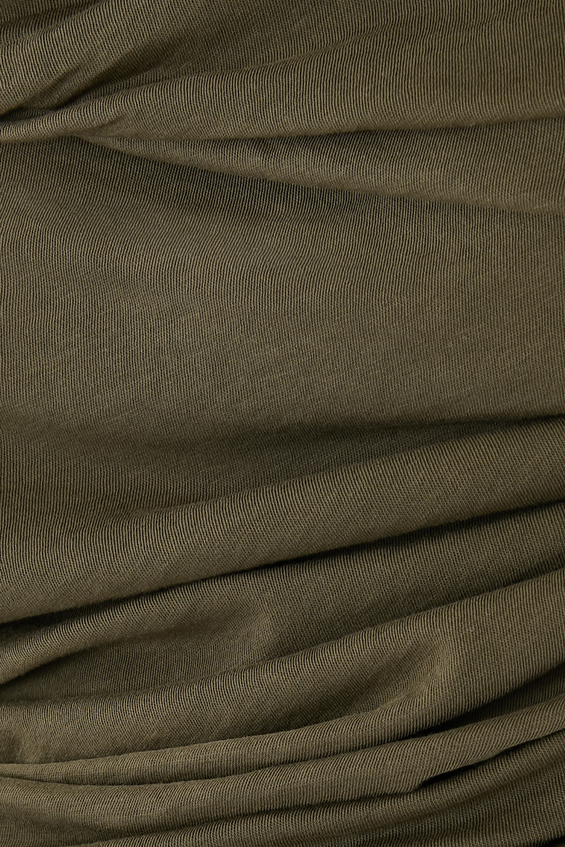 فستان بوند بأكتاف مكشوفة