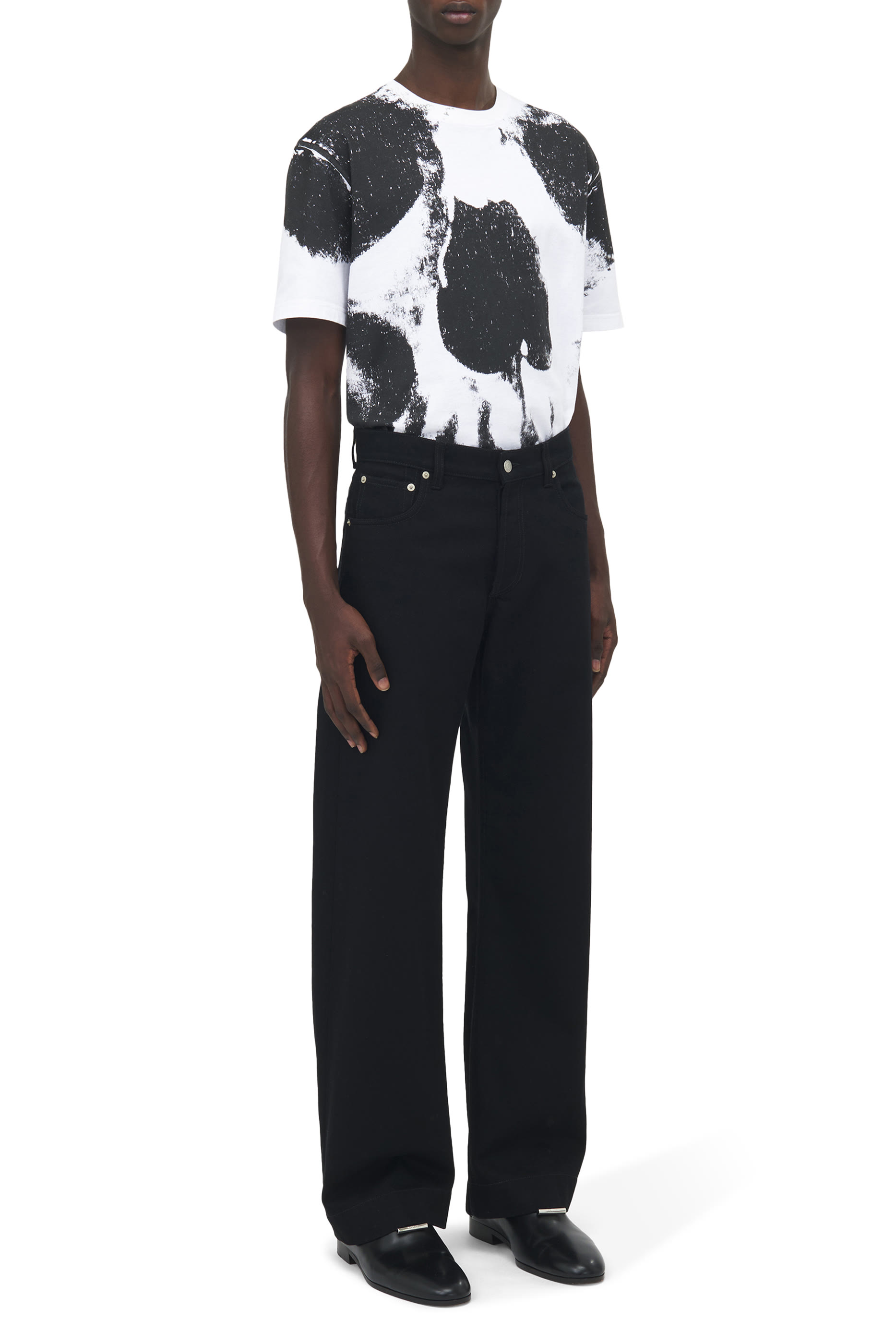 بنطال جينز بقصة ساق واسعة