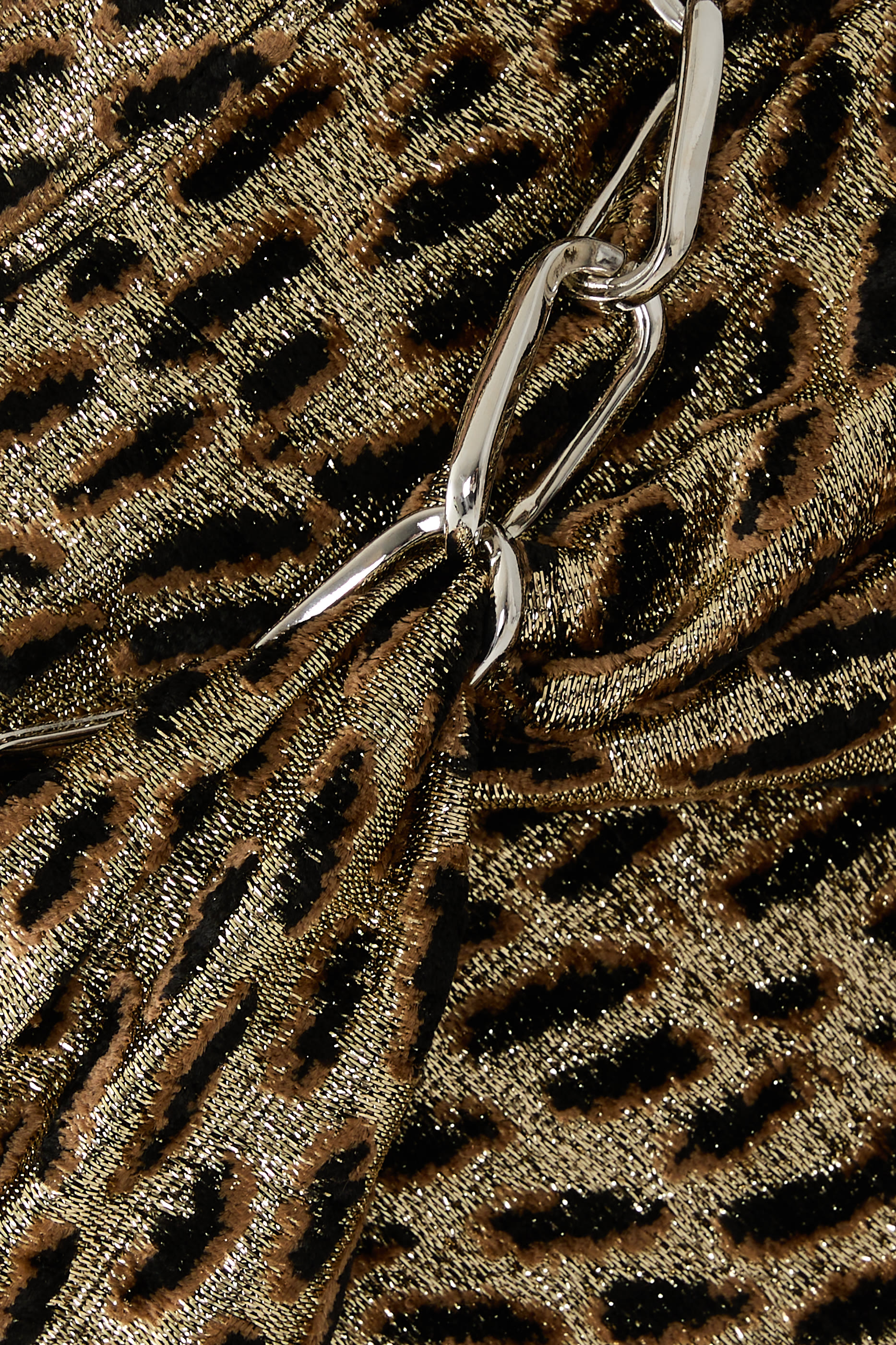 تنورة بقصة طويلة