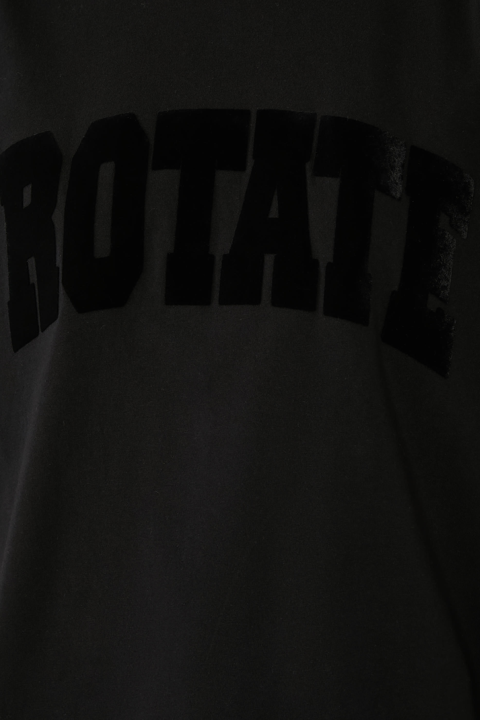 تيشيرت بشعار الماركة وقصة فضفاضة