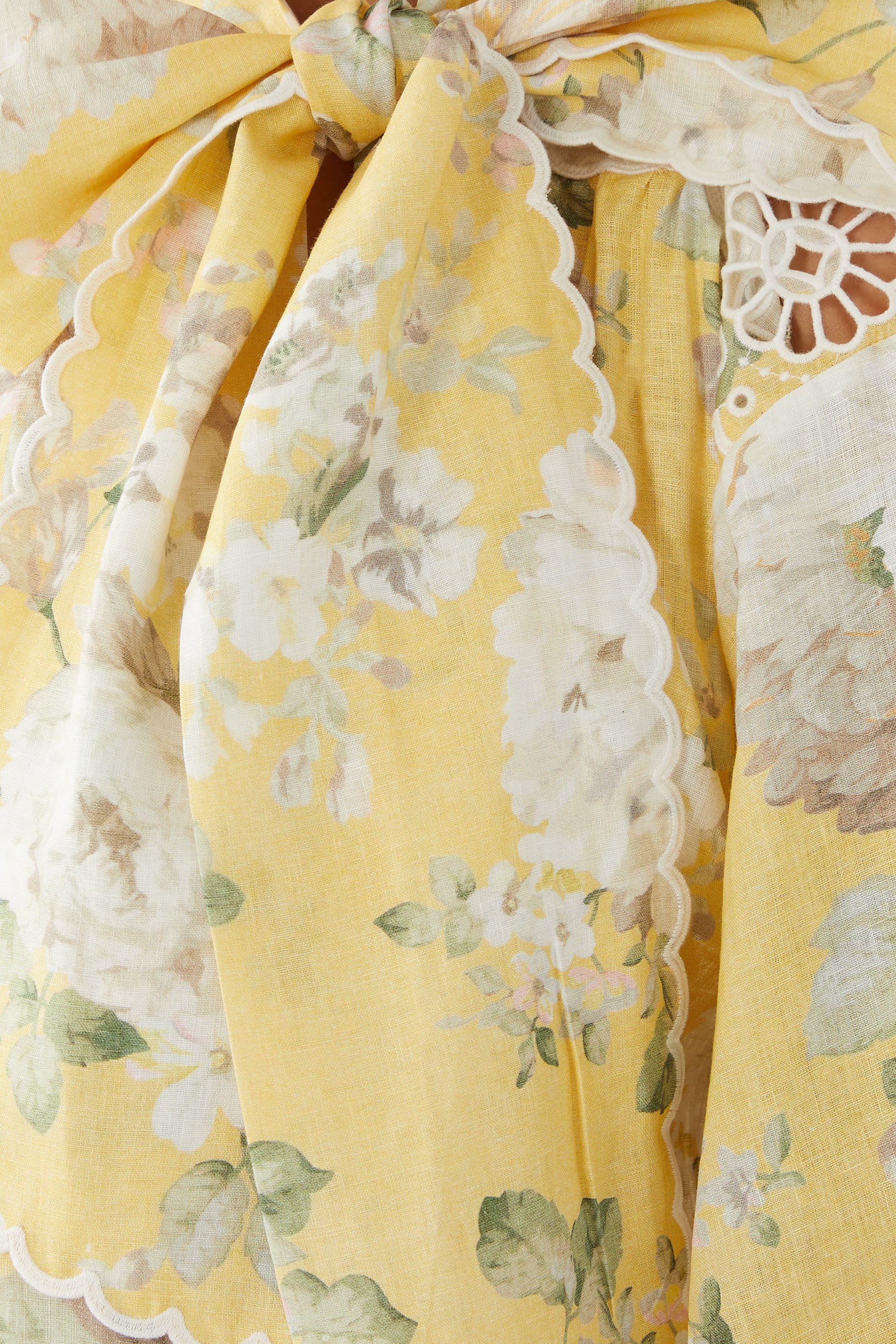 فستان أكاسيا قصير بربطة وتطريزات