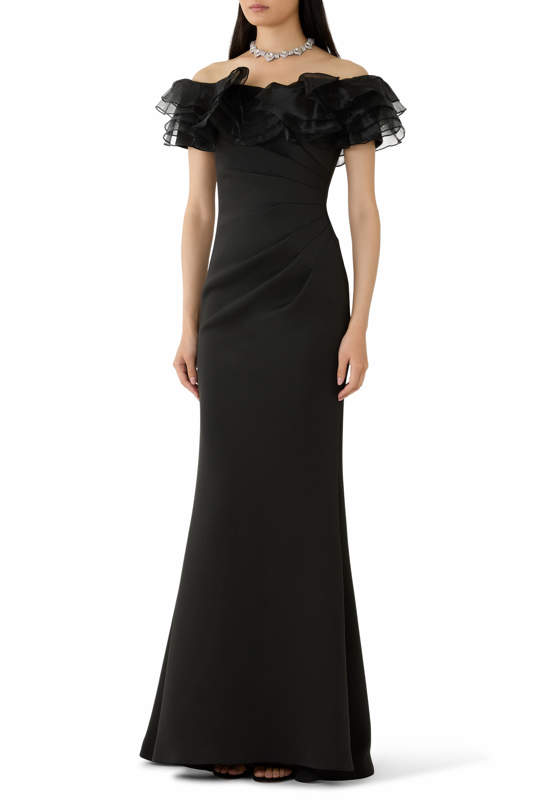 فستان سهرة بأكتاف مكشوفة وكشكش