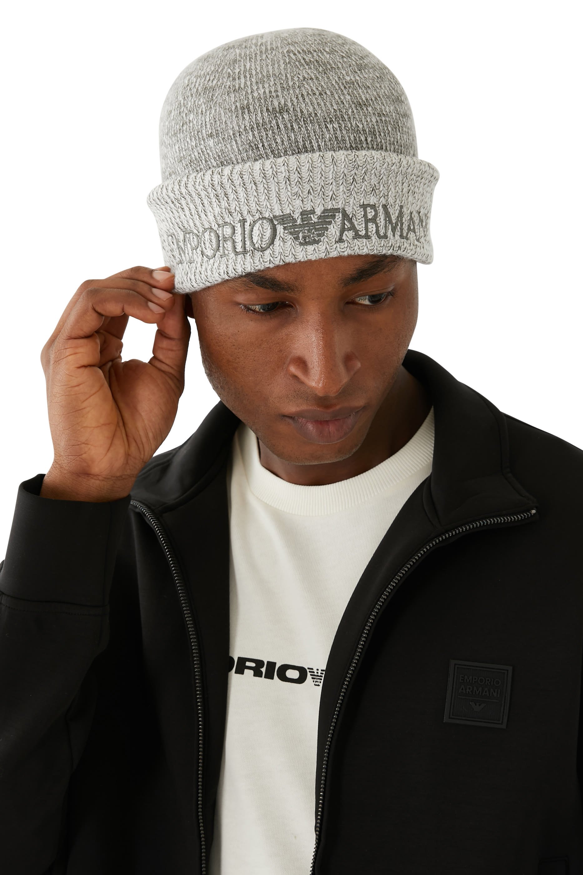 قبعة بيني بتطريز شعار الماركة