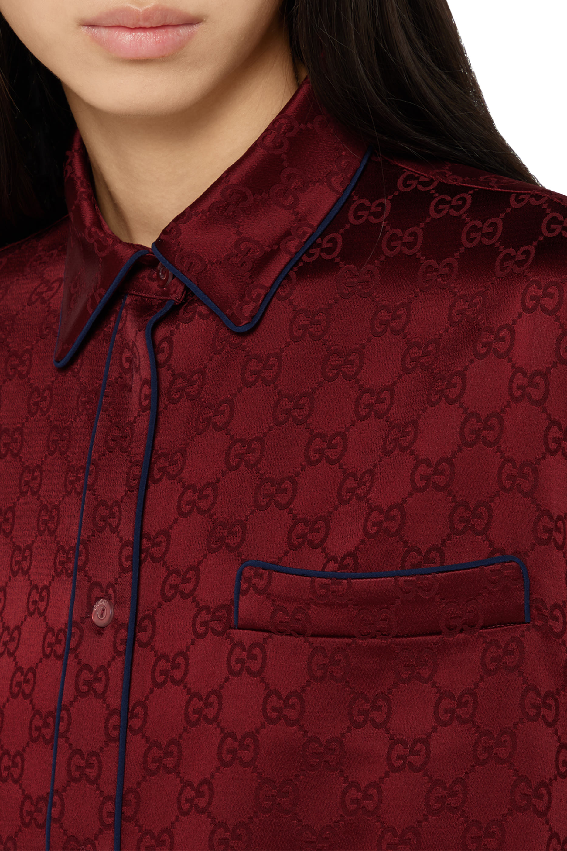 قميص بربطة عند الخصر ساتان بشعار الماركة