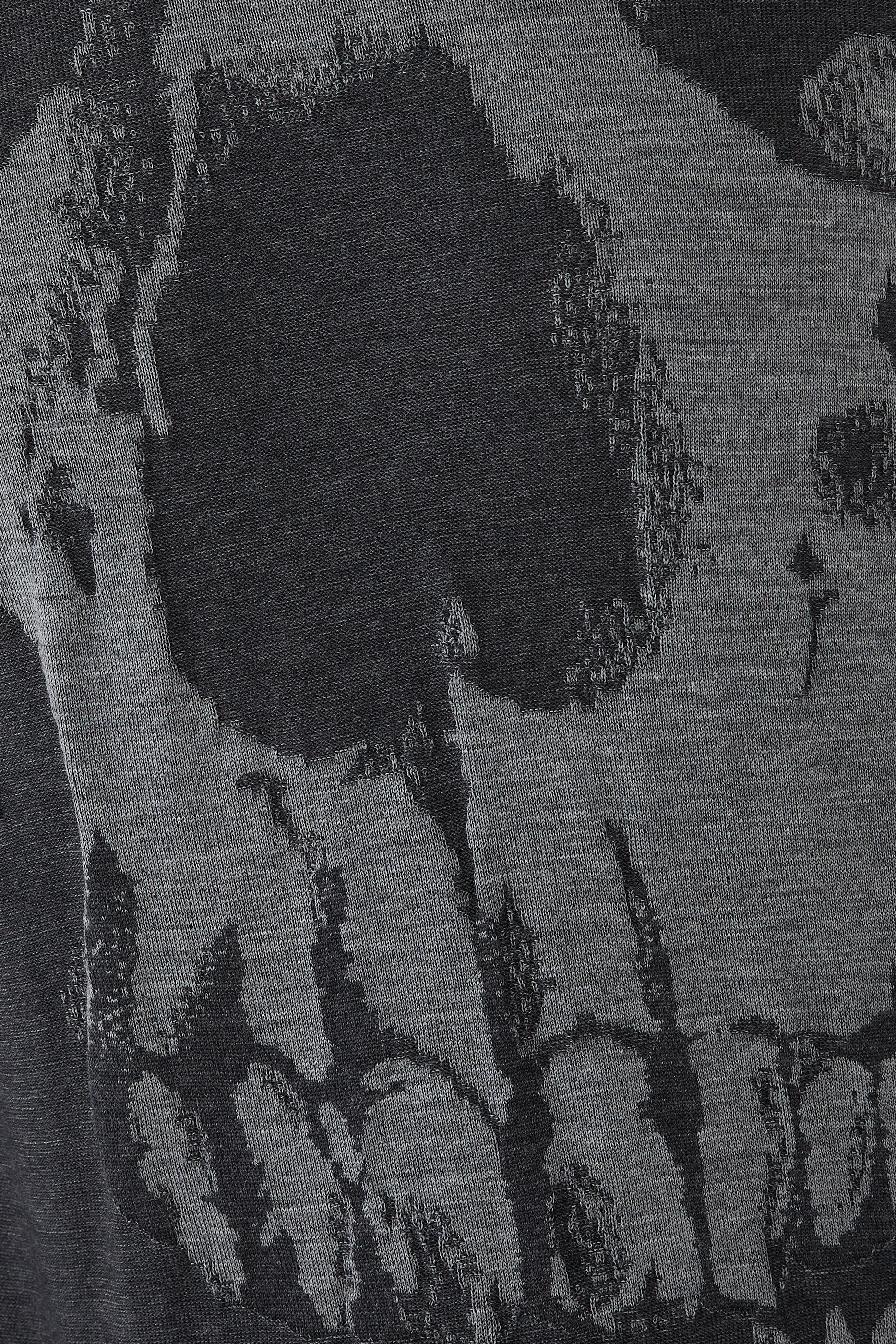 كنزة بطبعة جمجمة