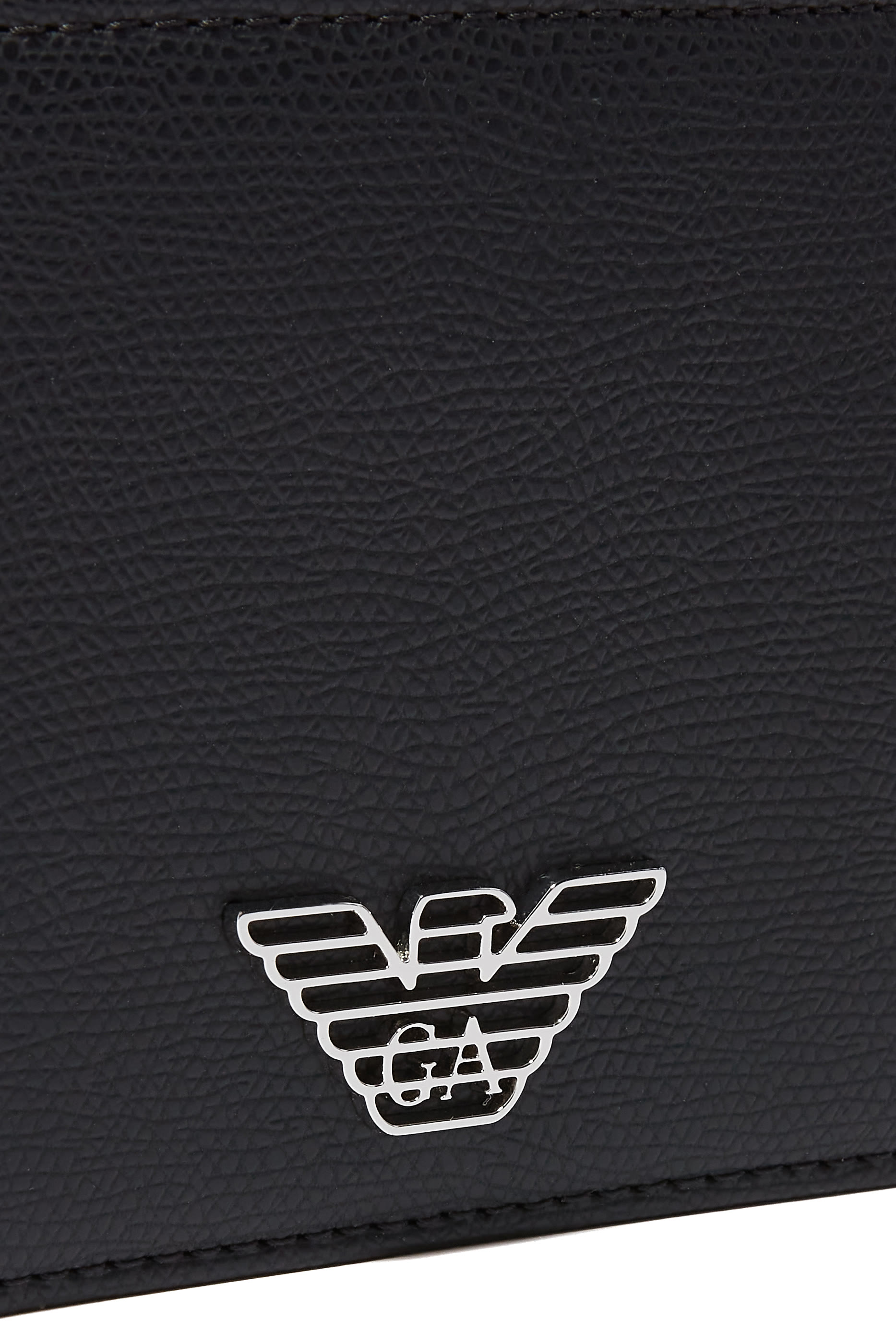 محفظة مزينة بشعار النسر المميز للماركة