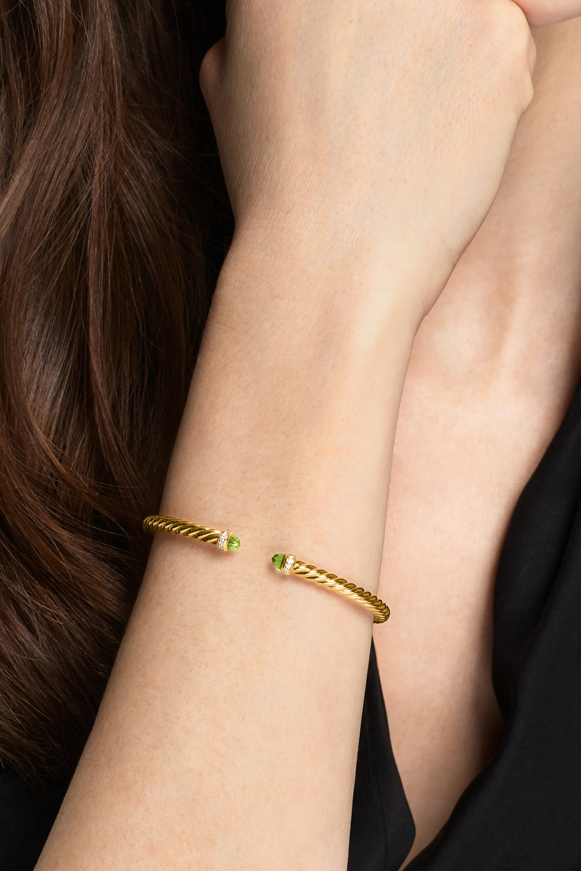 سوار كابل سبيرا بتصميم مرن مرصع بالماس وزبرجد، ذهب أصفر عيار 18