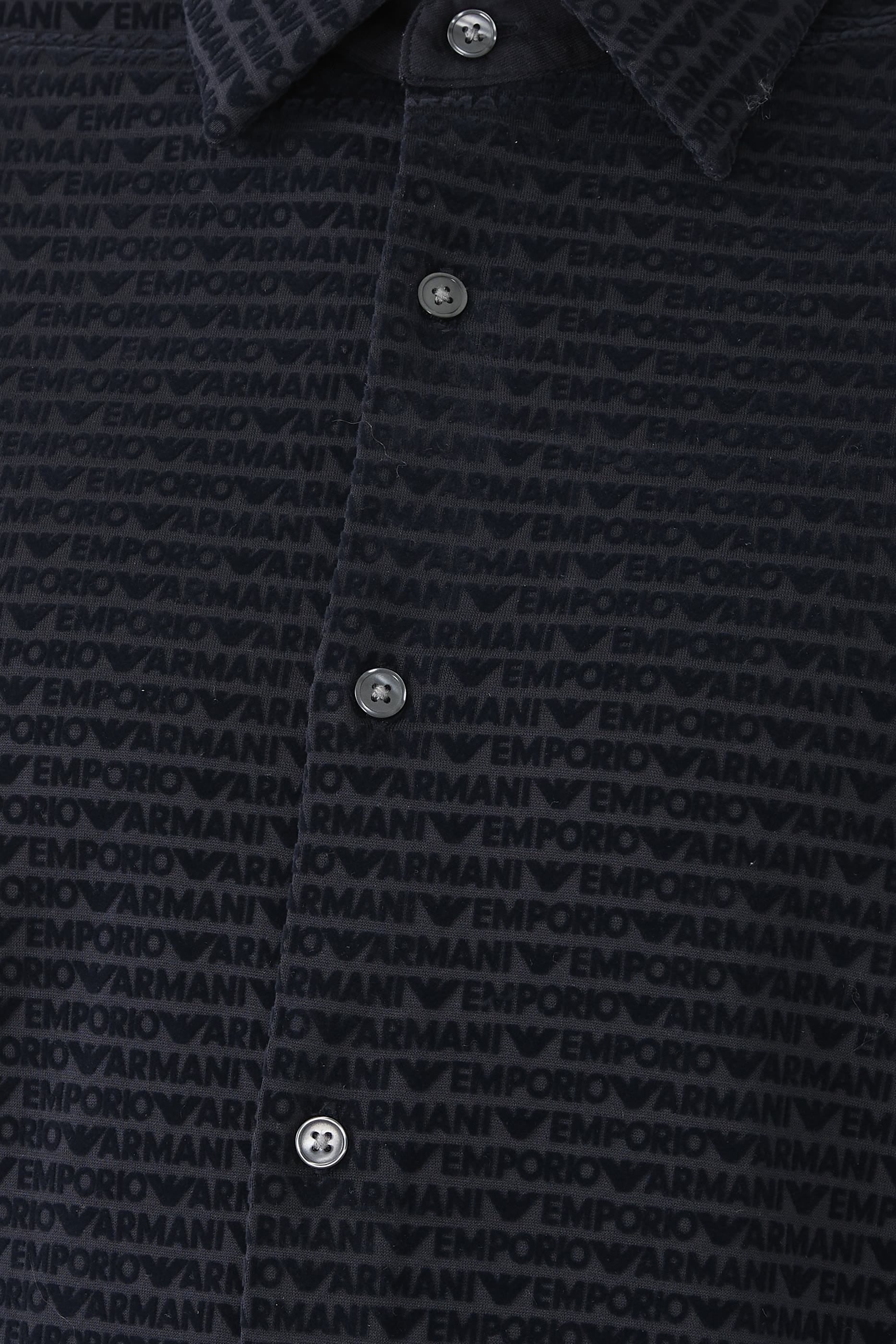 قميص بأكمام طويلة وشعار الماركة بحجم صغير