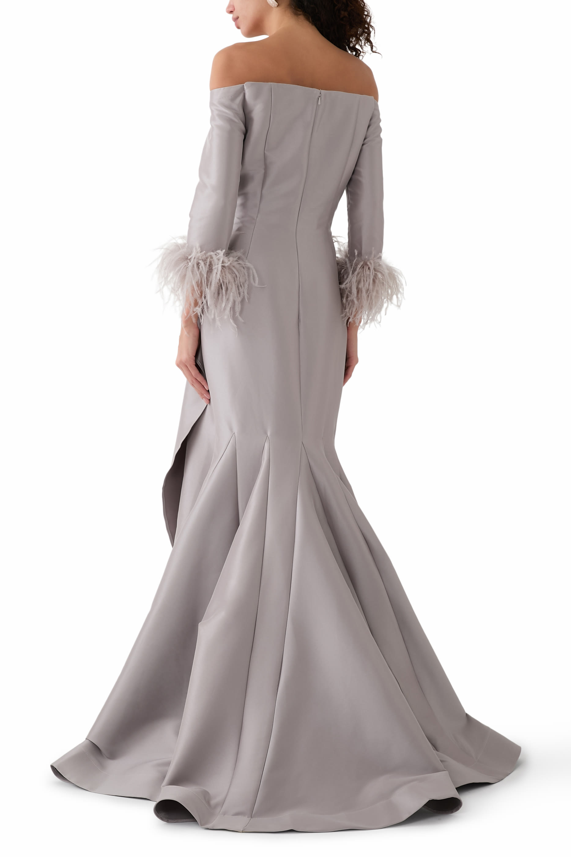 فستان بأكتاف متساقطة