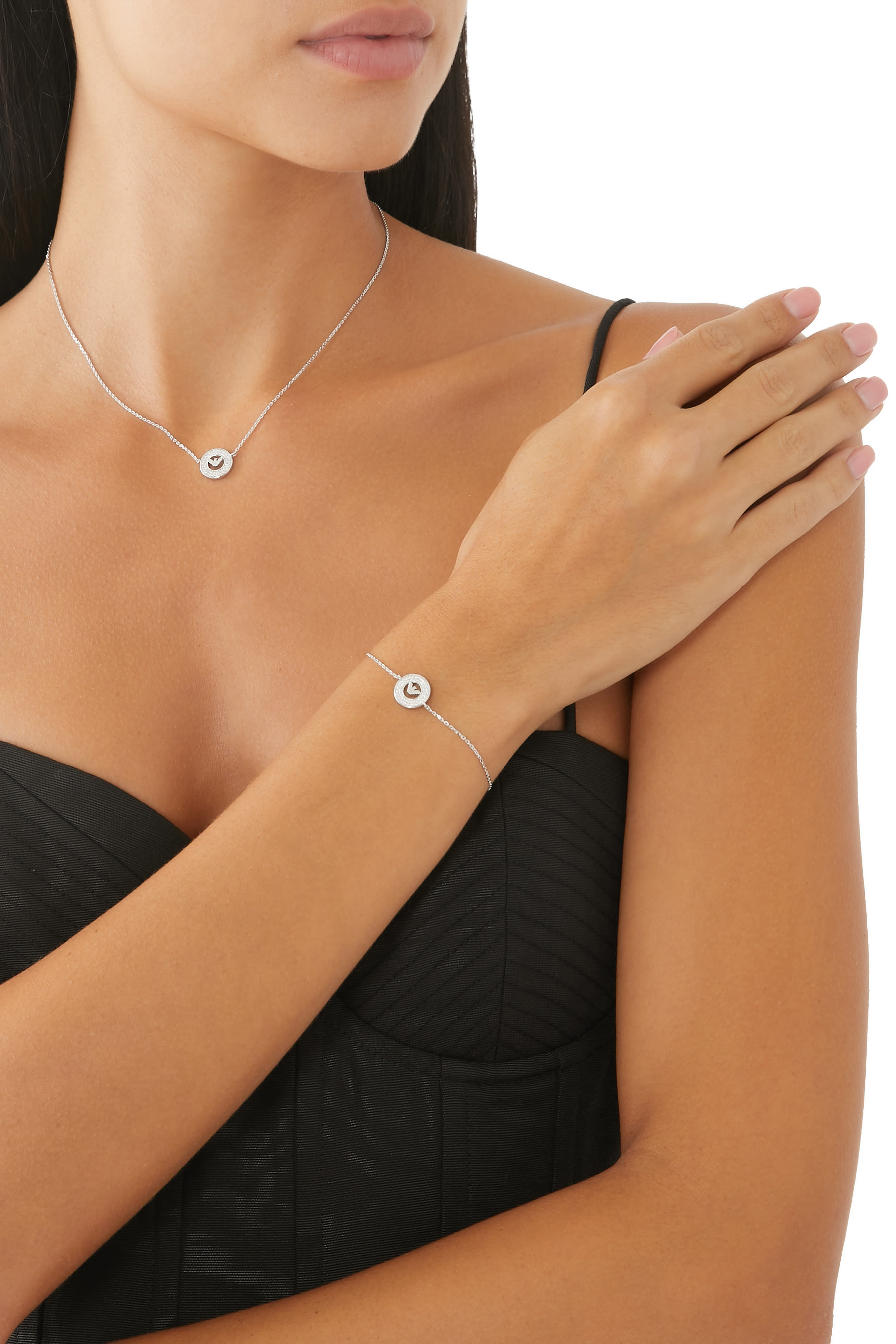 قلادة بدلاية دائرية بشعار الماركة