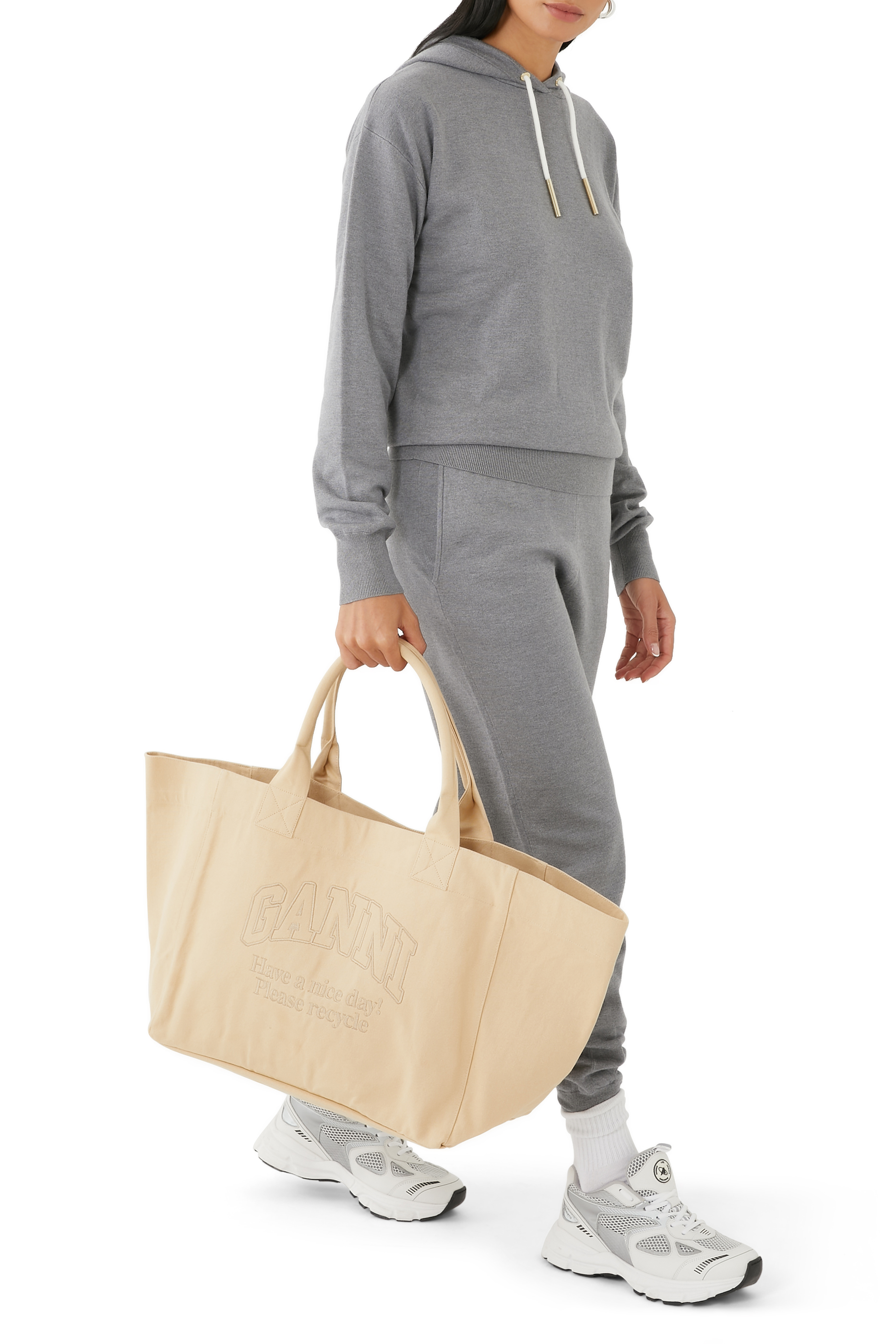 حقيبة يد مقاس XXL بشعار الماركة