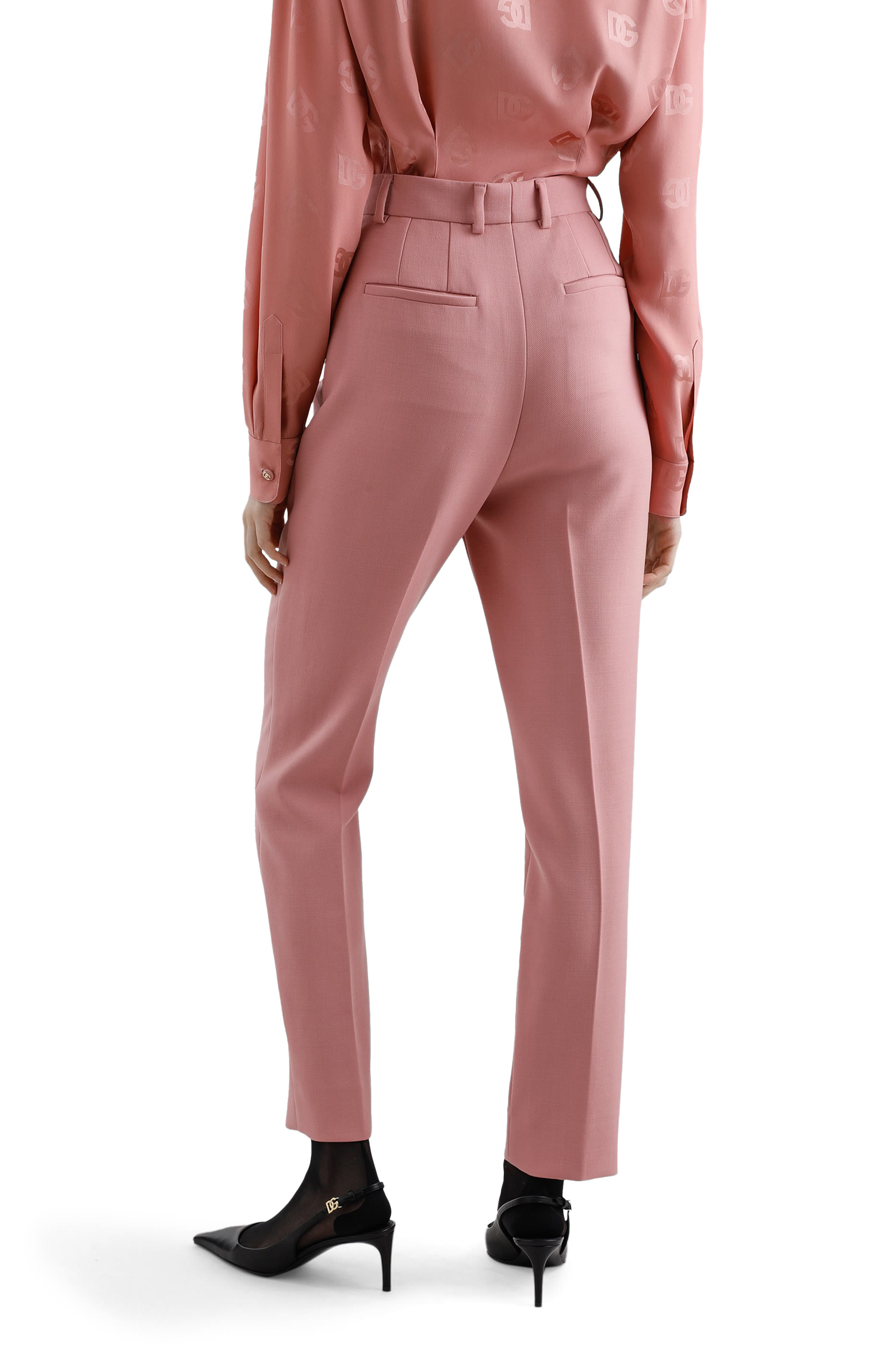 بنطال بقصة ضيقة