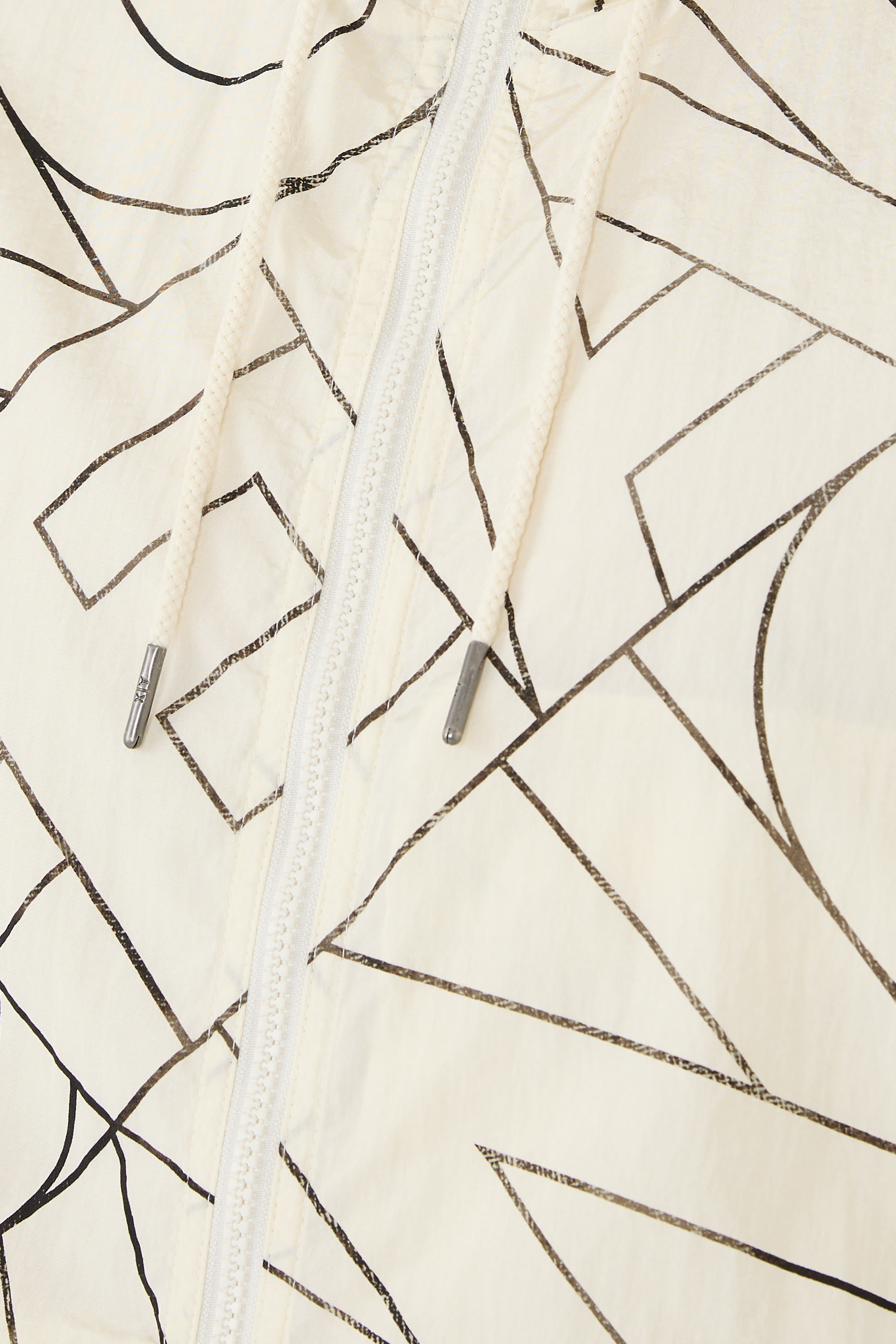 هودي مزين كليا بشعار الماركة