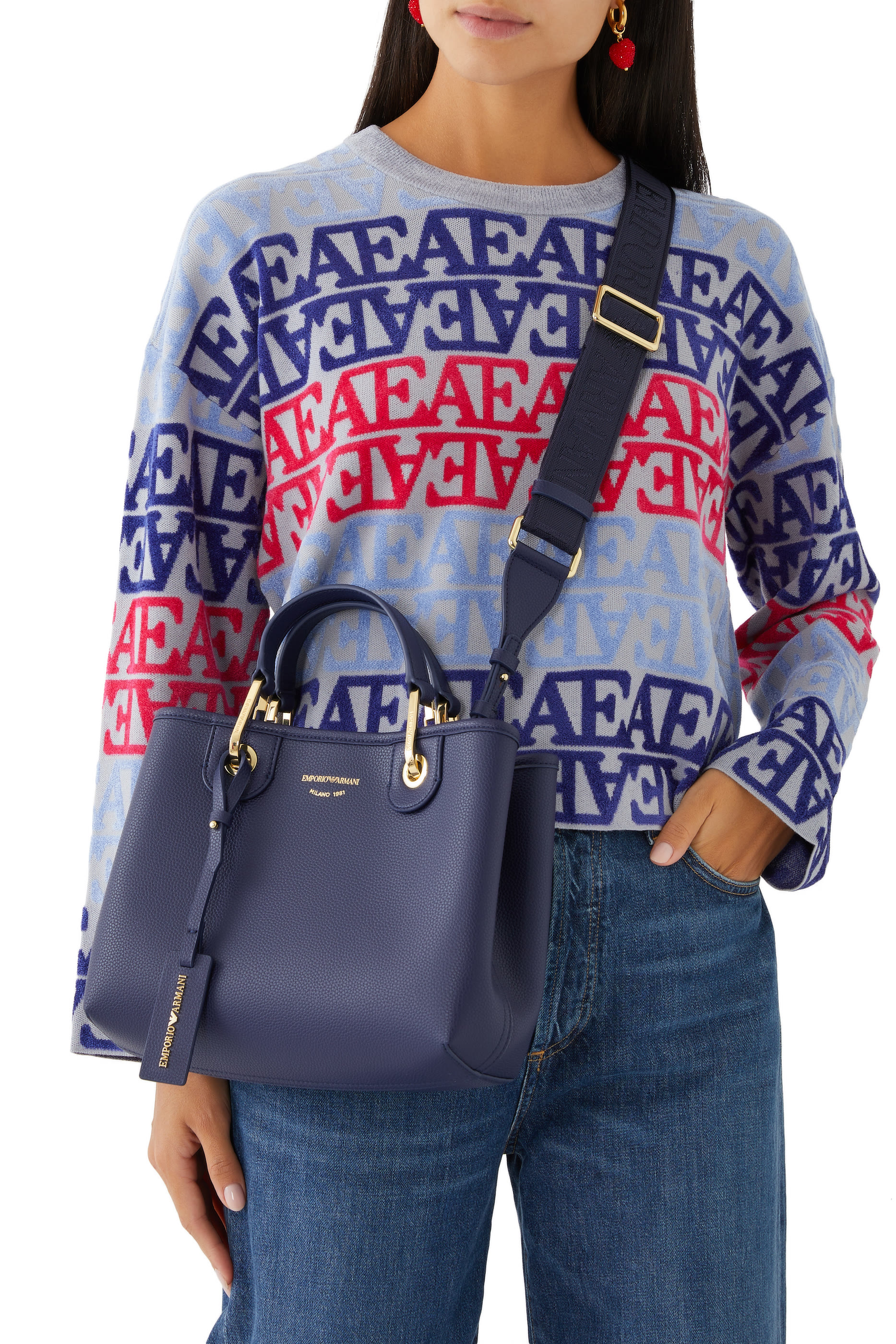 حقيبة يد مزينة بشعار الماركة