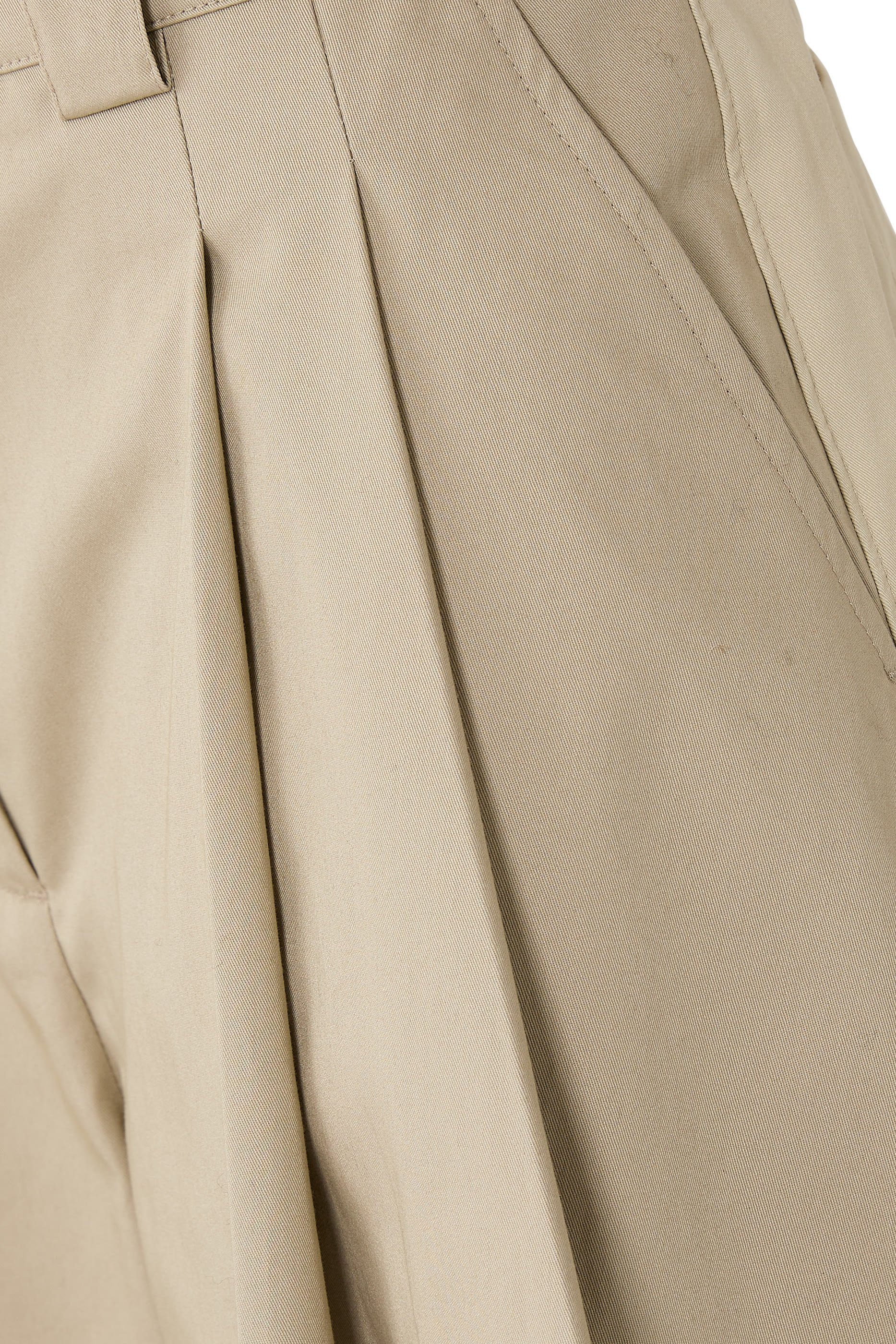 شورت بلونين بطيات بقصة واسعة