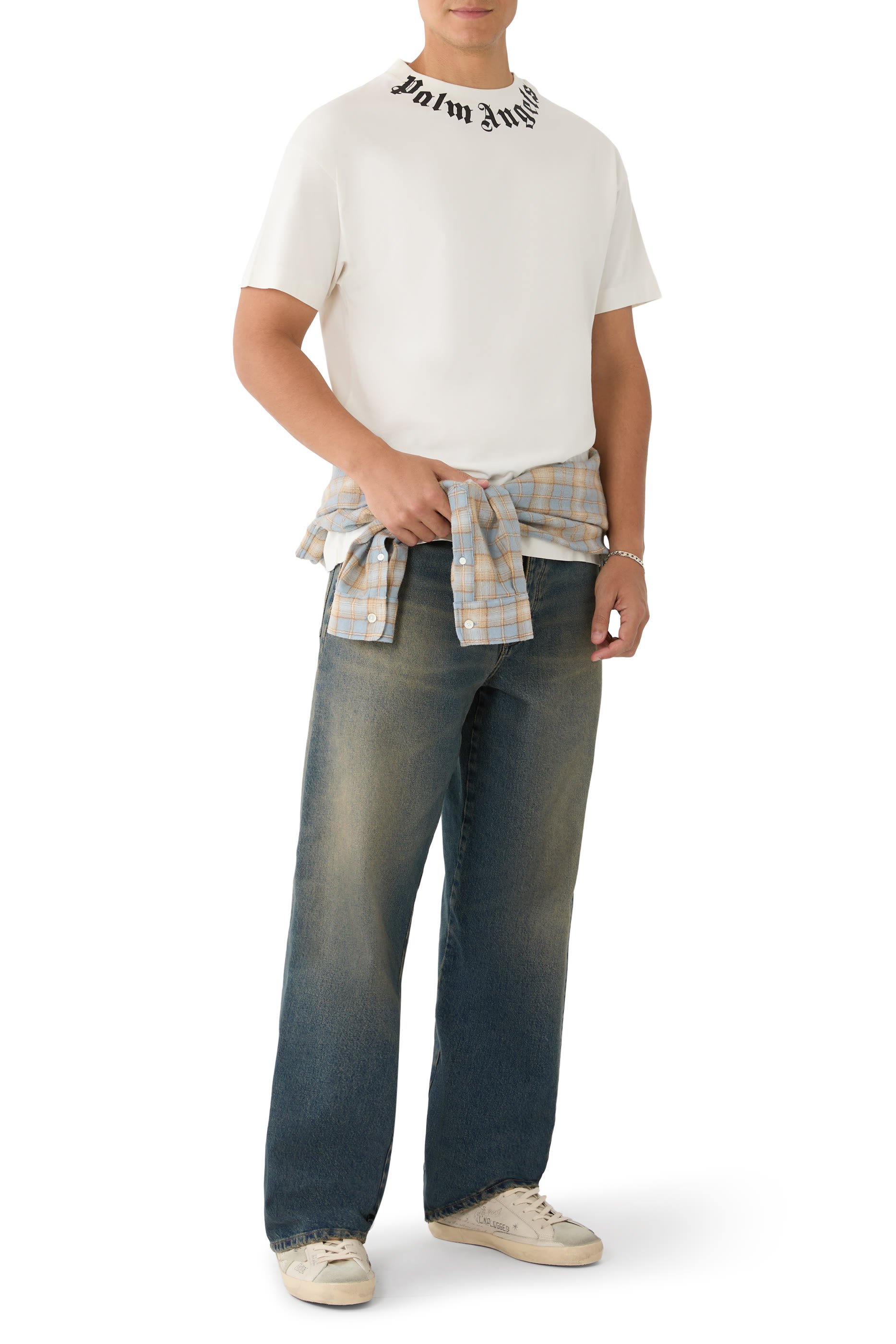 تيشيرت بشعار الماركة عند الياقة