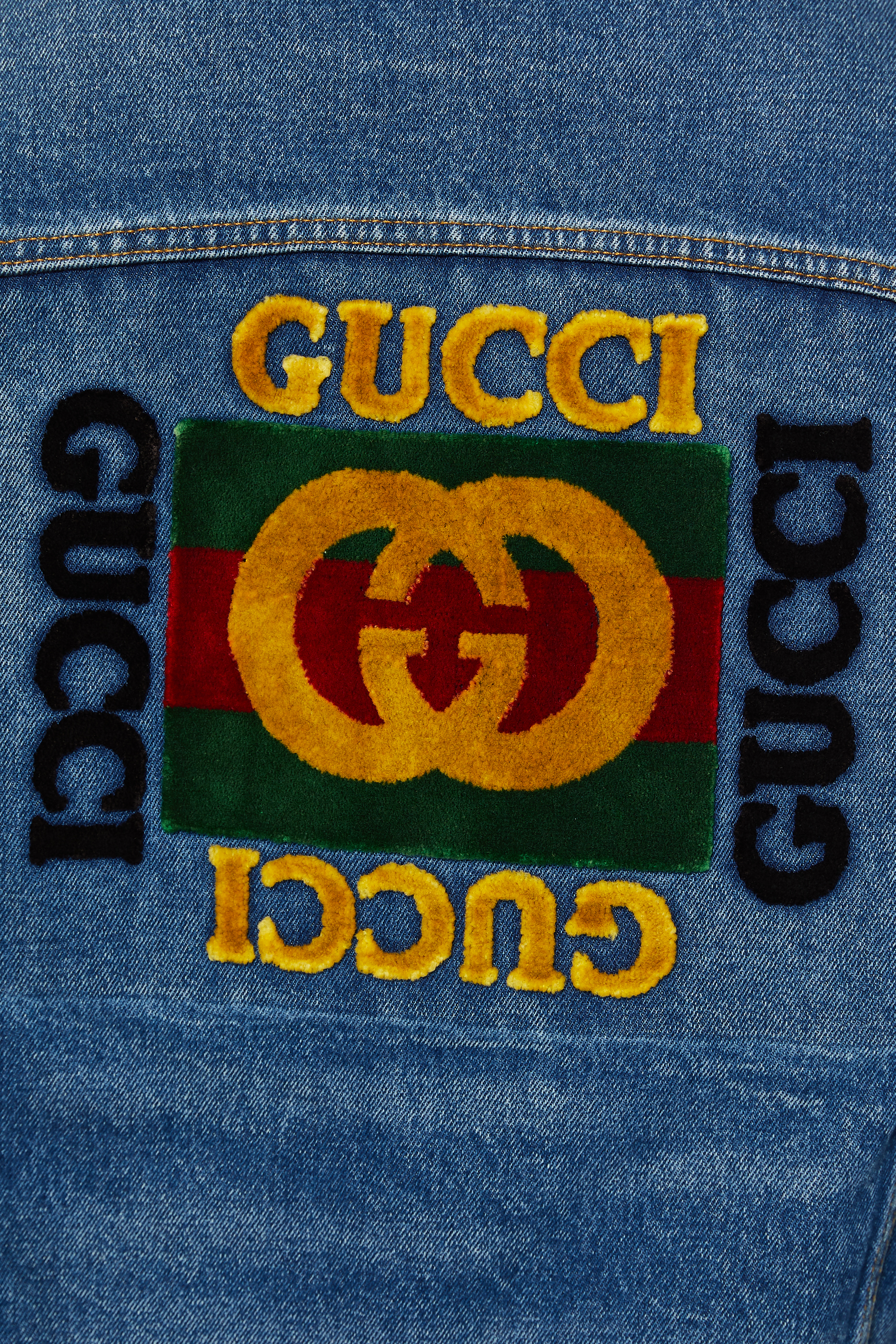 جاكيت دينم بتطريز شعار الماركة وقصة فضفاضة