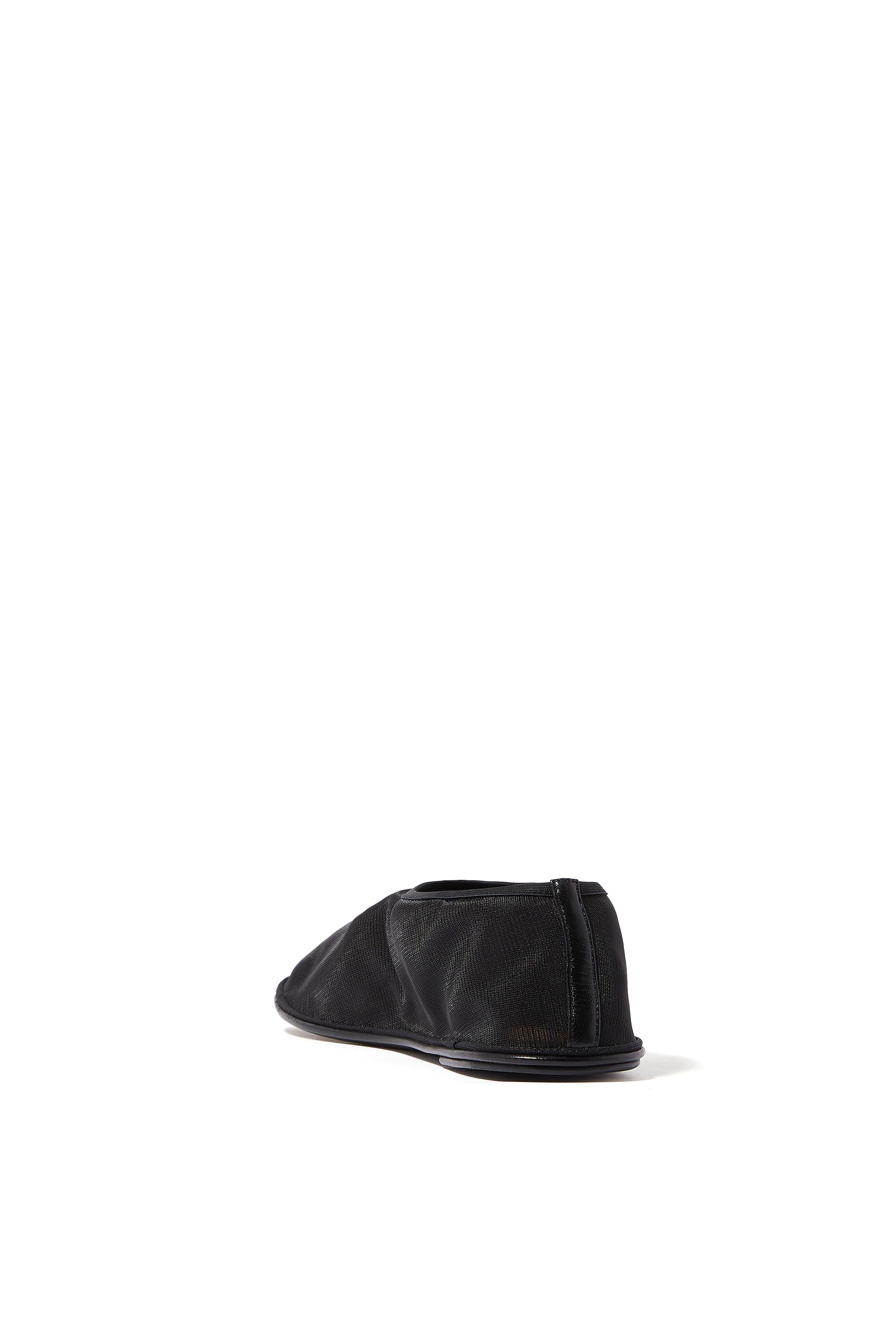 حذاء بتصميم جورب نايلون