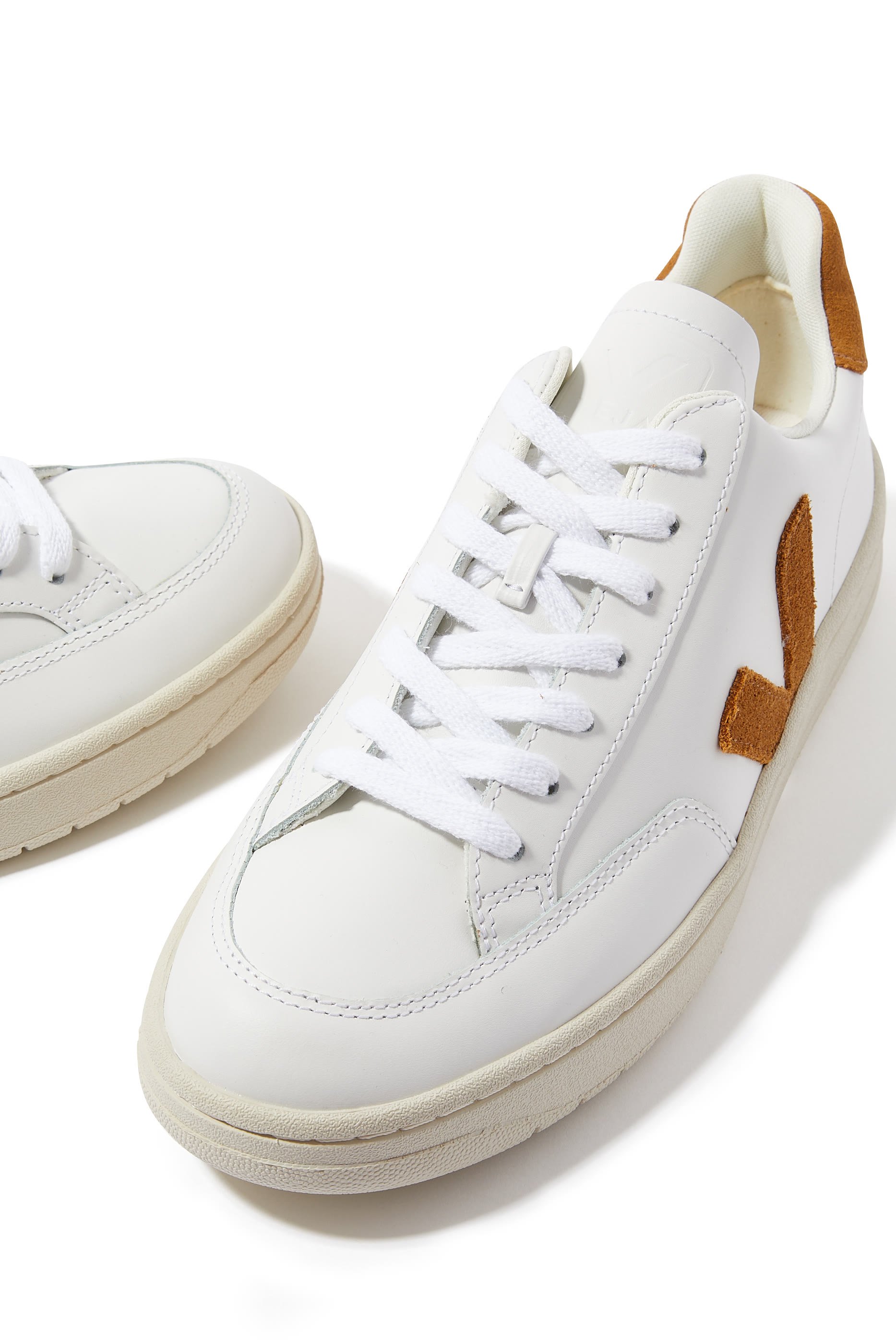 سنيكرز في-12 بكاحل منخفض