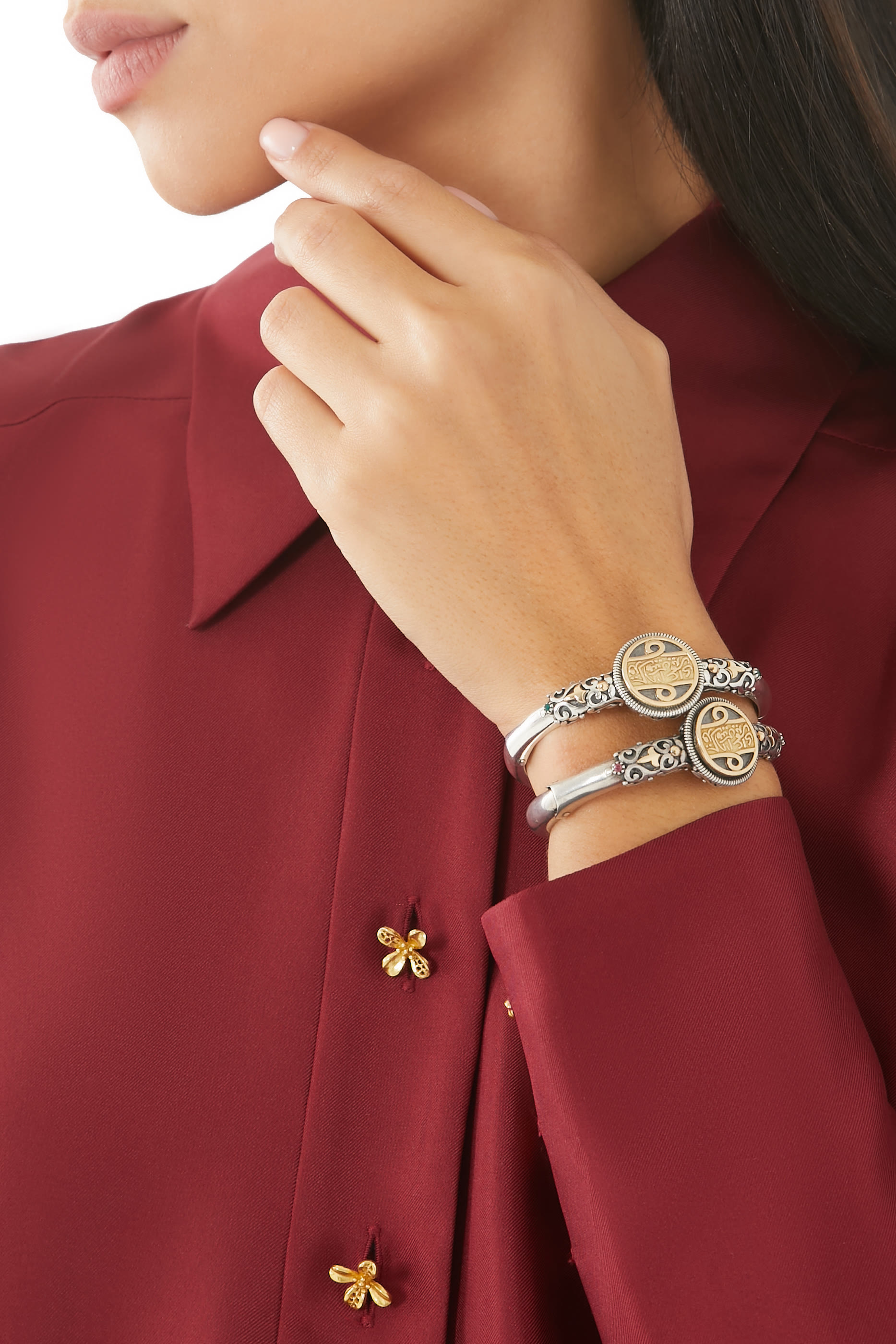 سوار مزخرف بخط عربي مرصع باللؤلؤ والعقيق