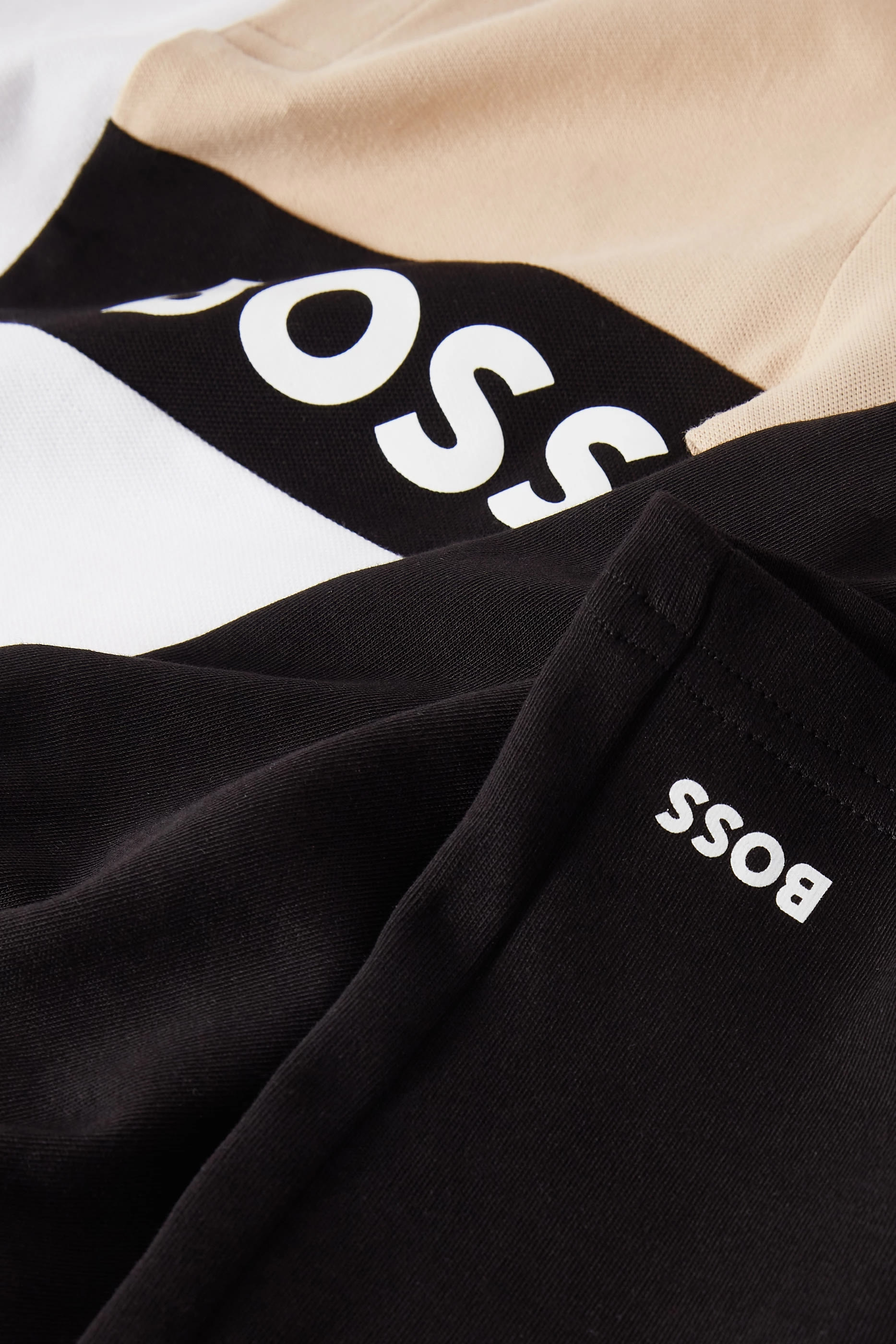 طقم شورت وتيشيرت بشعار الماركة للأطفال