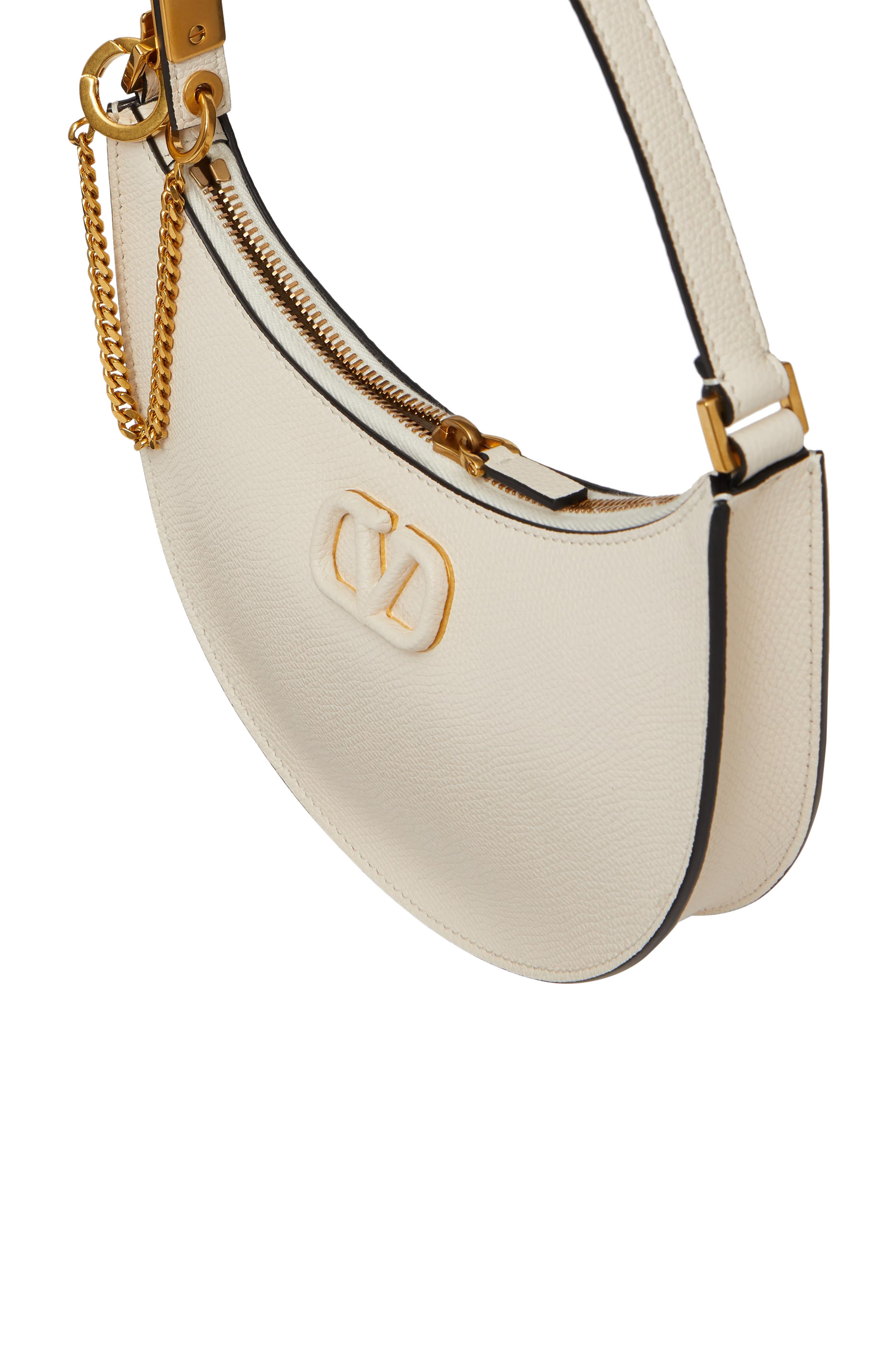 حقيبة صغيرة بحروف شعار الماركة