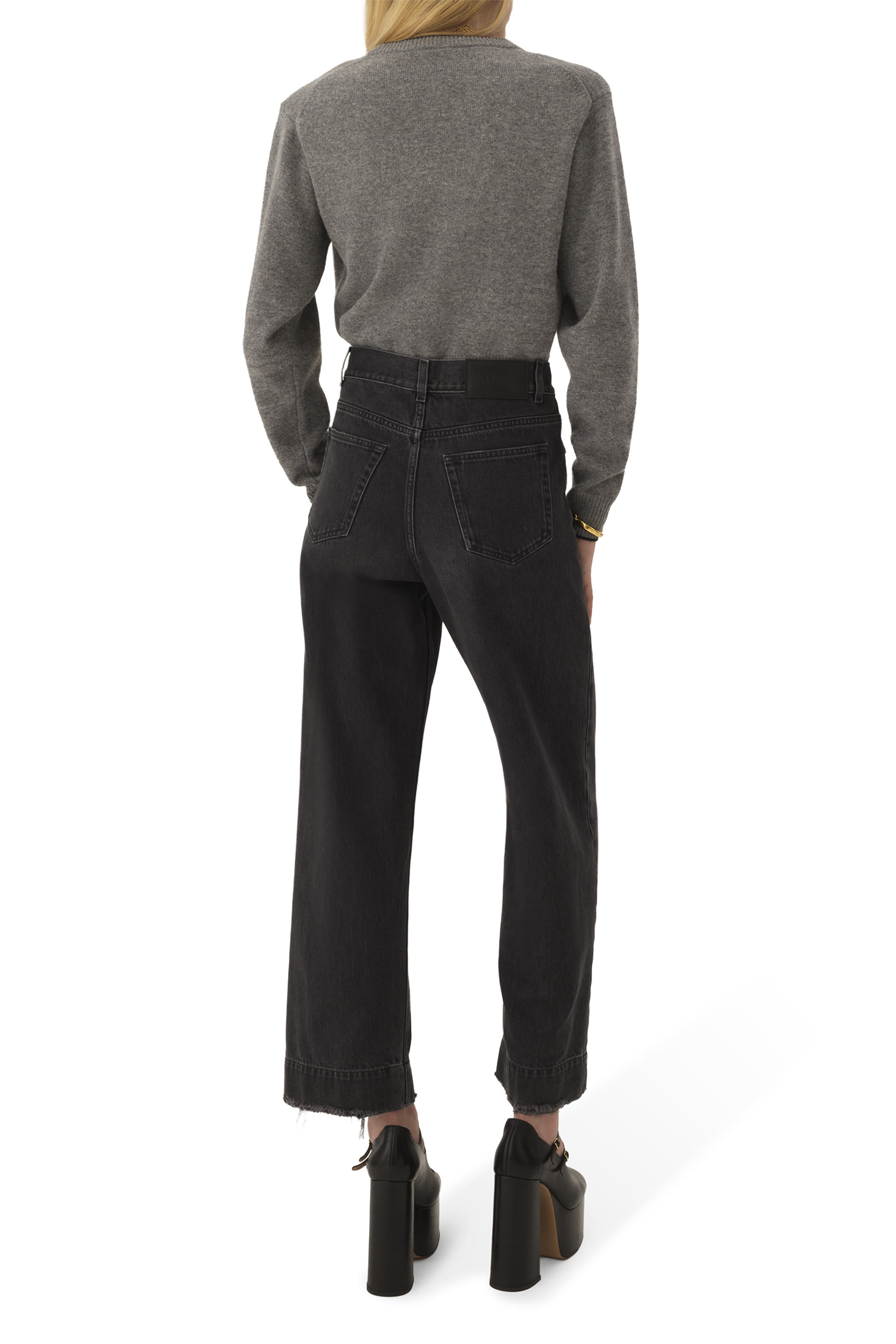 بنطال جينز قصة قصيرة وخصر مرتفع