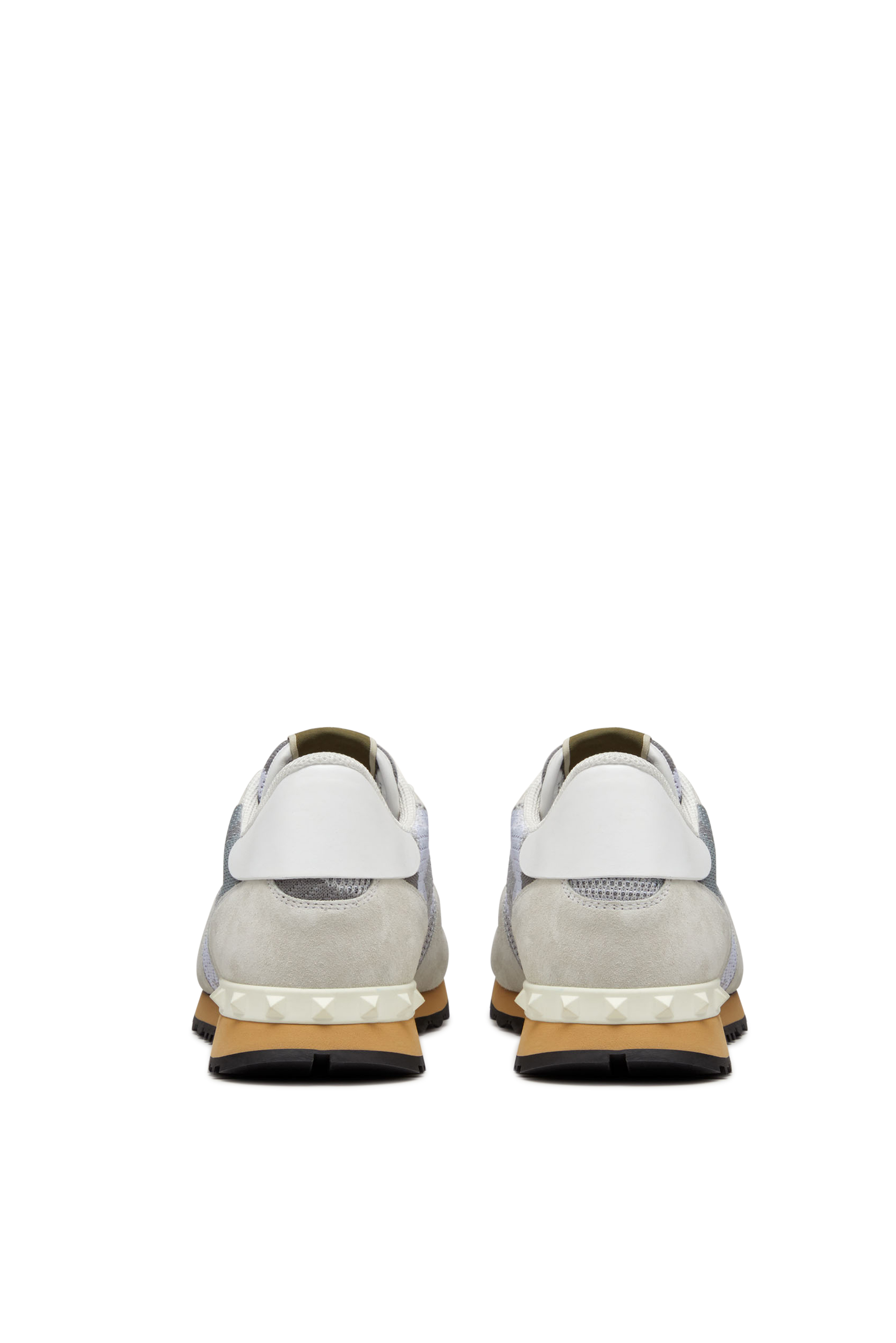 سنيكرز بطبعة مموهة وتفاصيل هرمية جلد وقماش شبكي