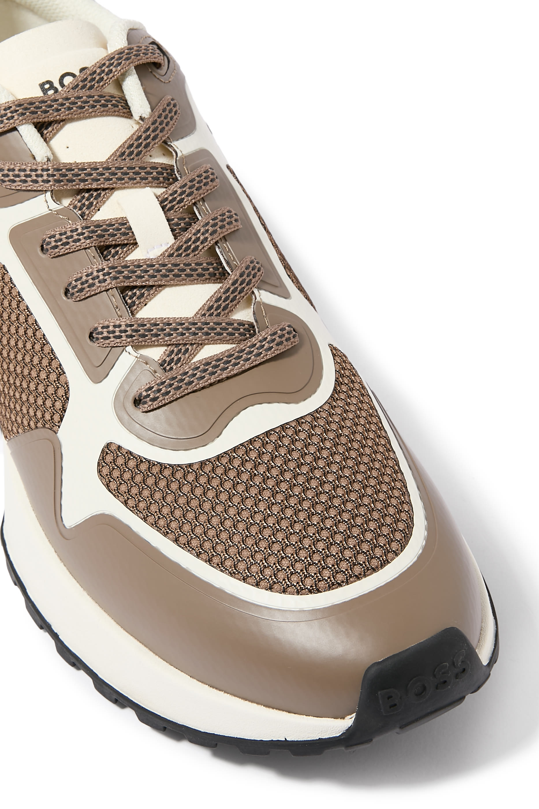 سنيكرز بشعار الماركة وتفاصيل شبكية مزيج خامات 