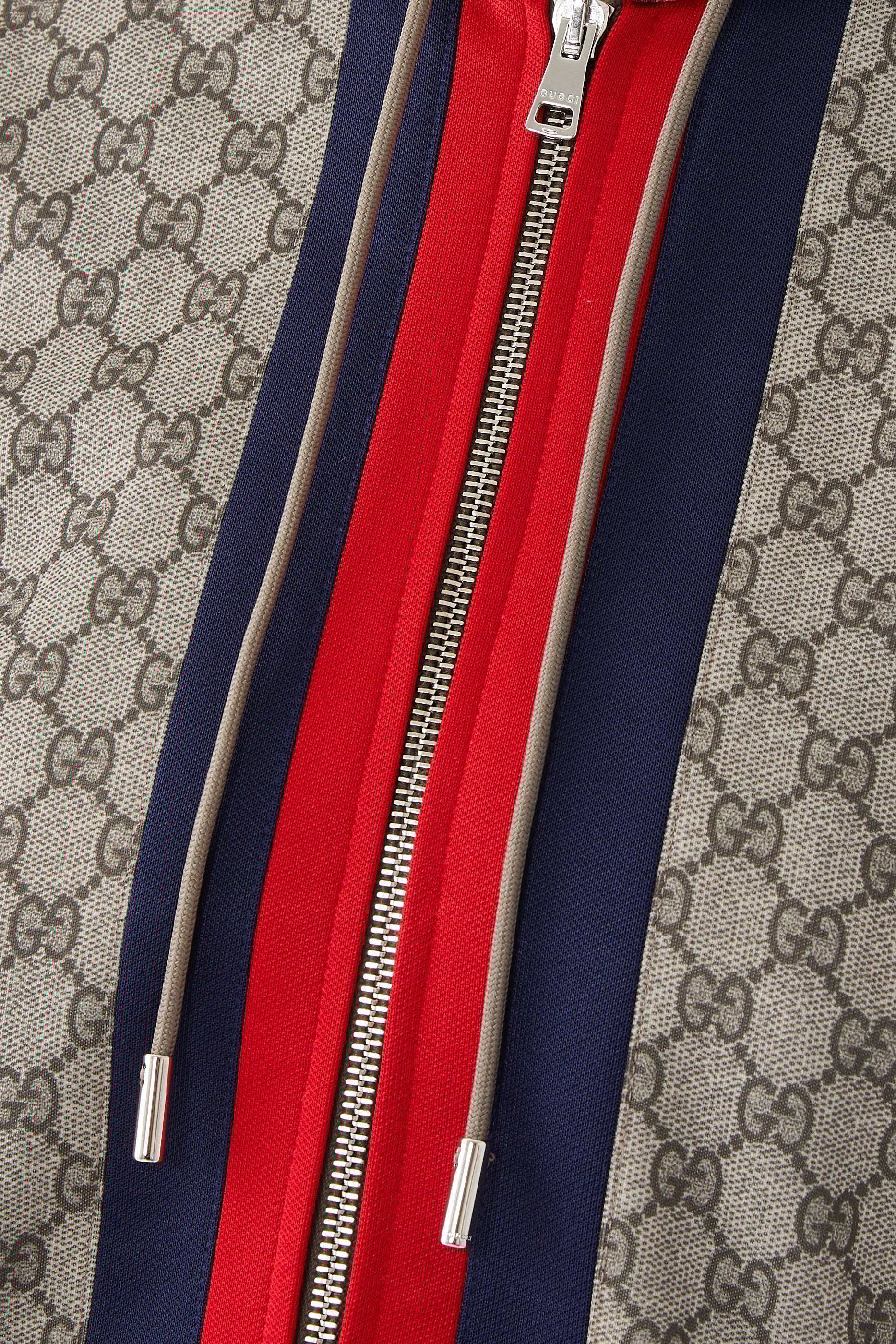 جاكيت بسحاب ونقشة حرفي شعار الماركة جسرسيه معالج