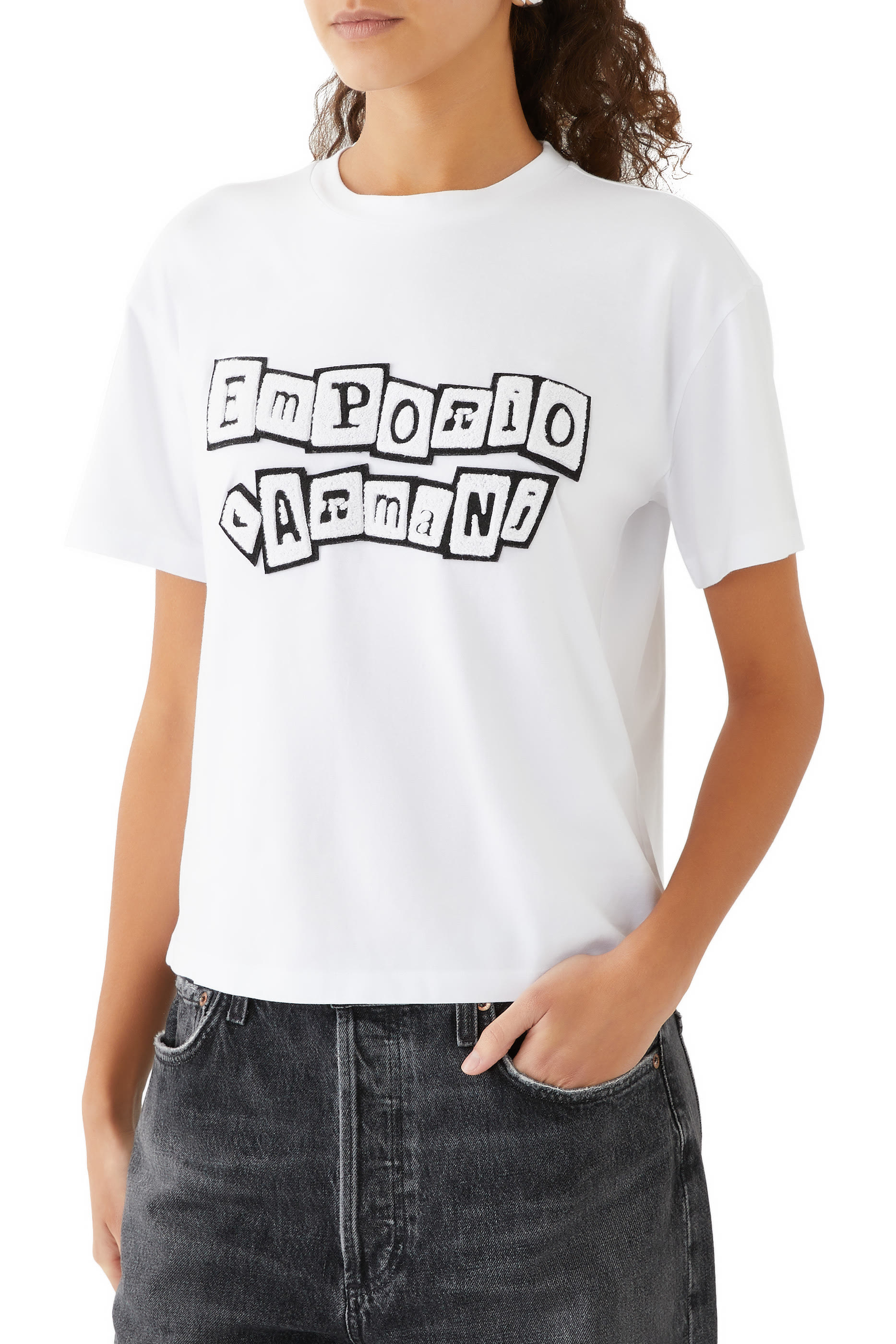 تيشيرت بشعار الماركة المطرز بتصميم ملصق