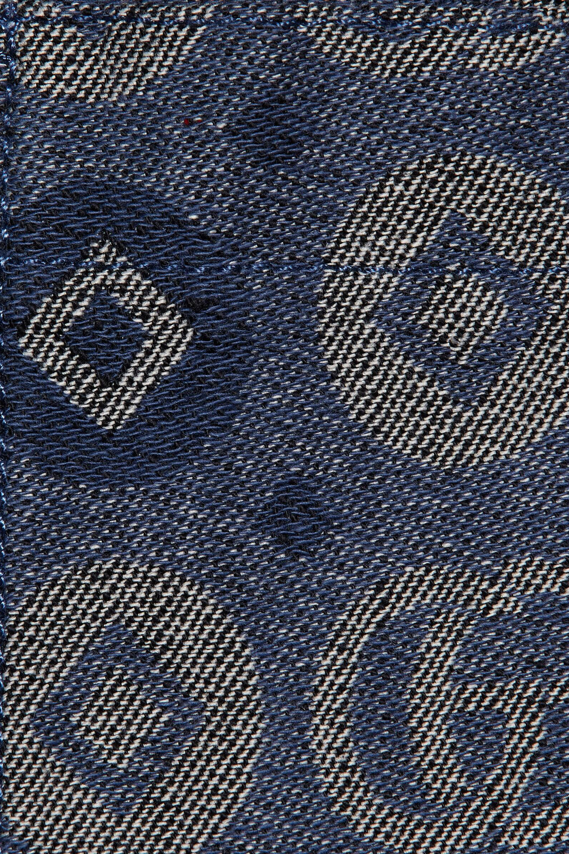 بنطال دنيم بنقشة حروف الماركة