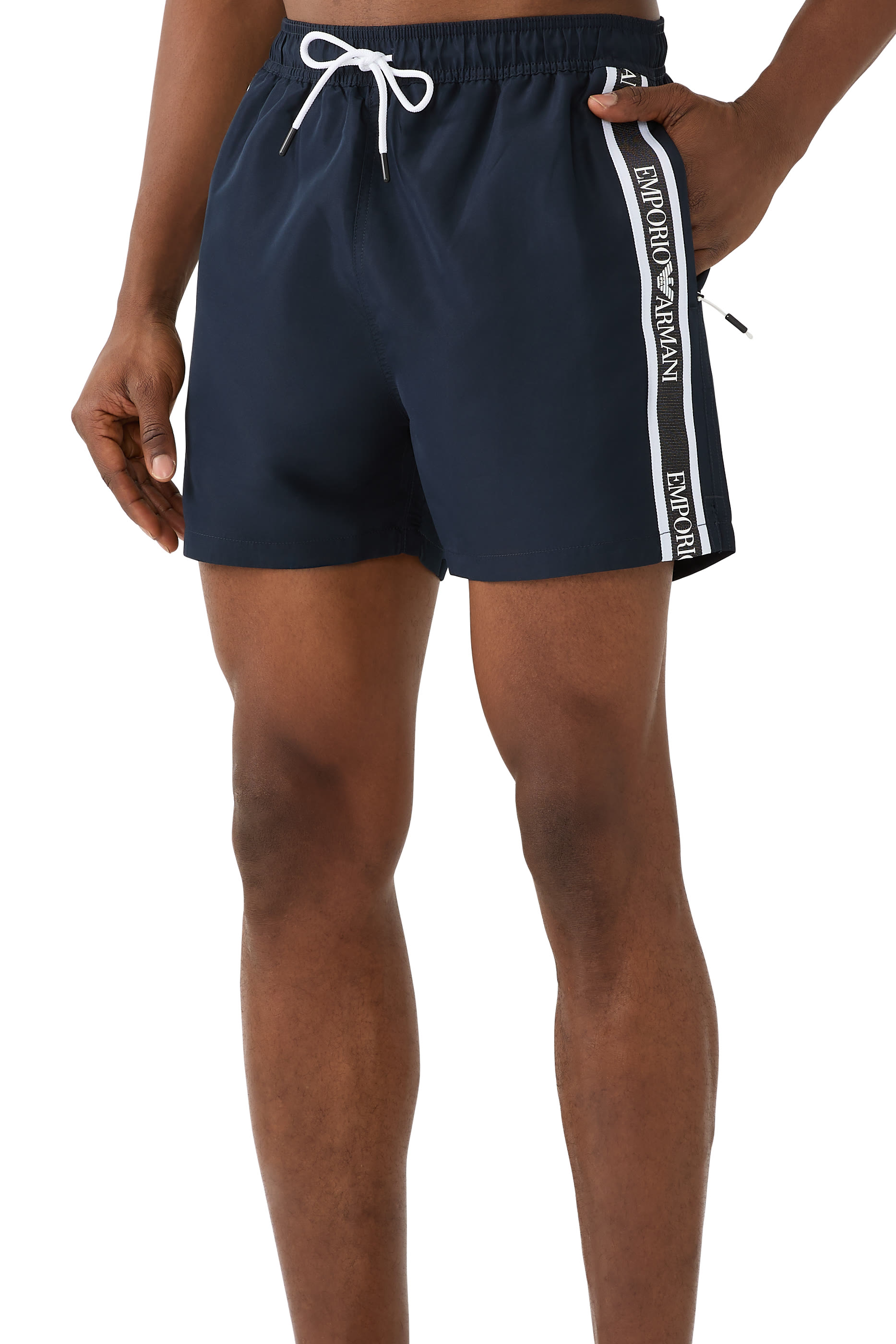 شورت سباحة بشعار الماركة على الجانب