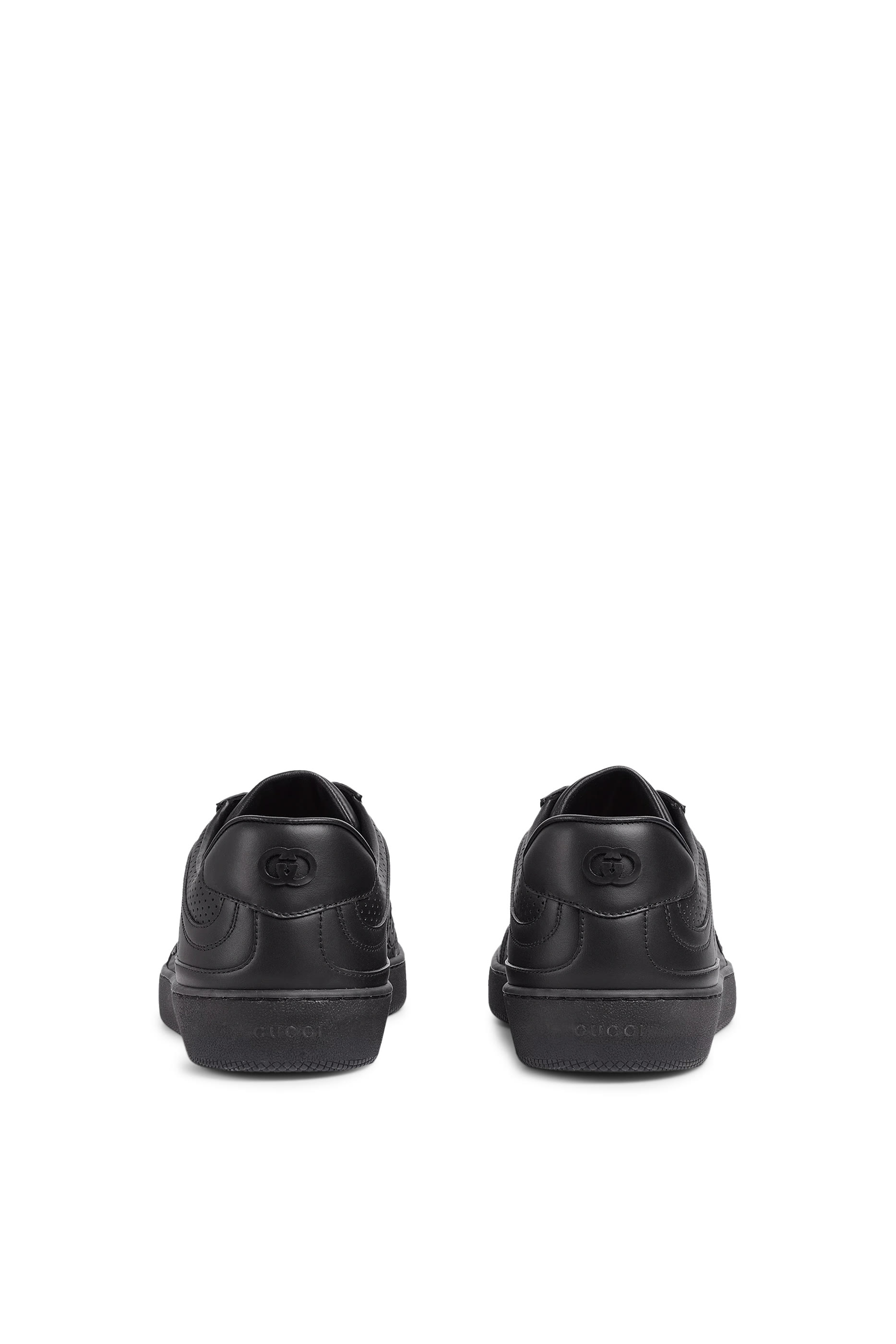 سنيكرز بنقشة حرفي شعار الماركة