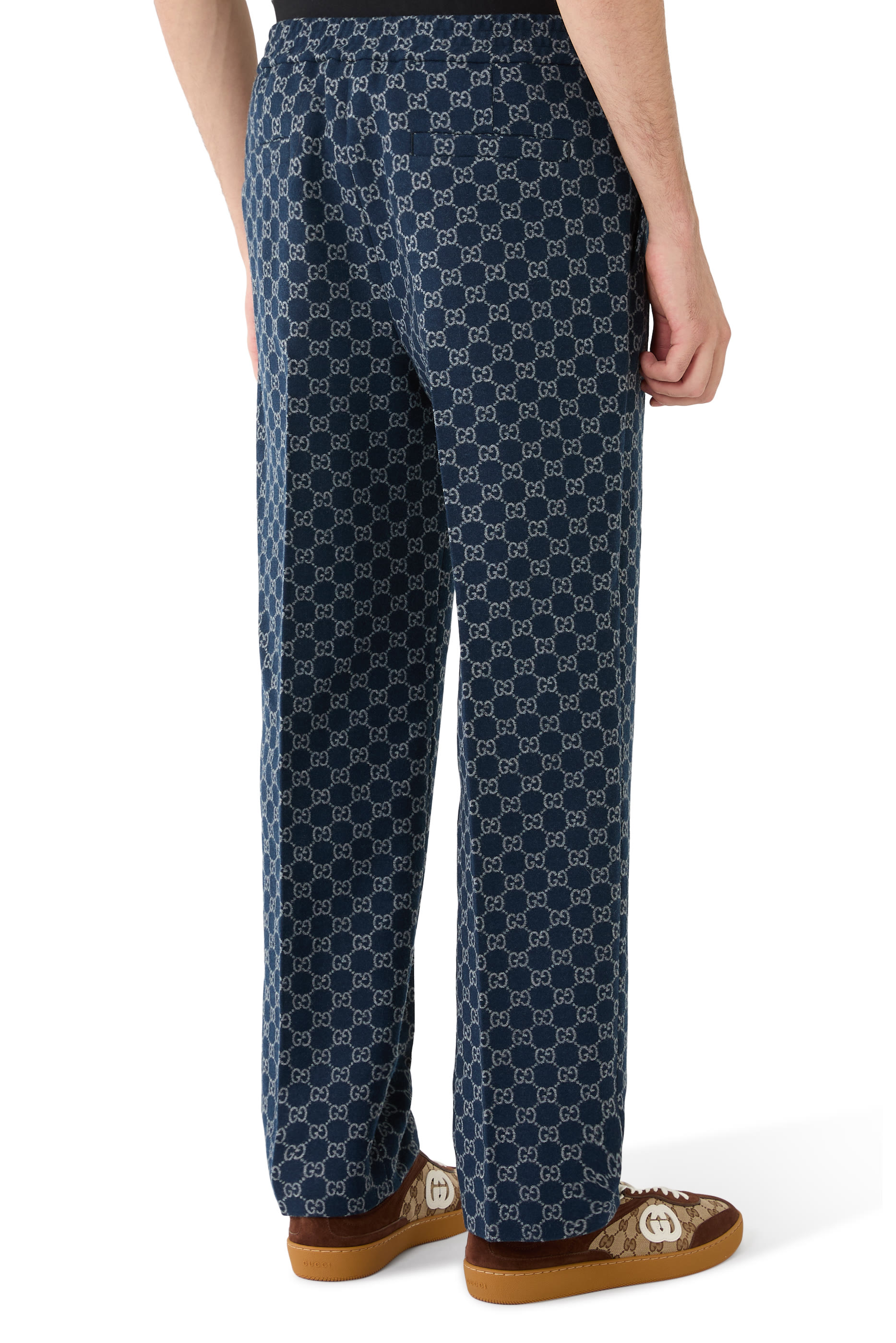 بنطال بنقشة مربعات وشعار الماركة