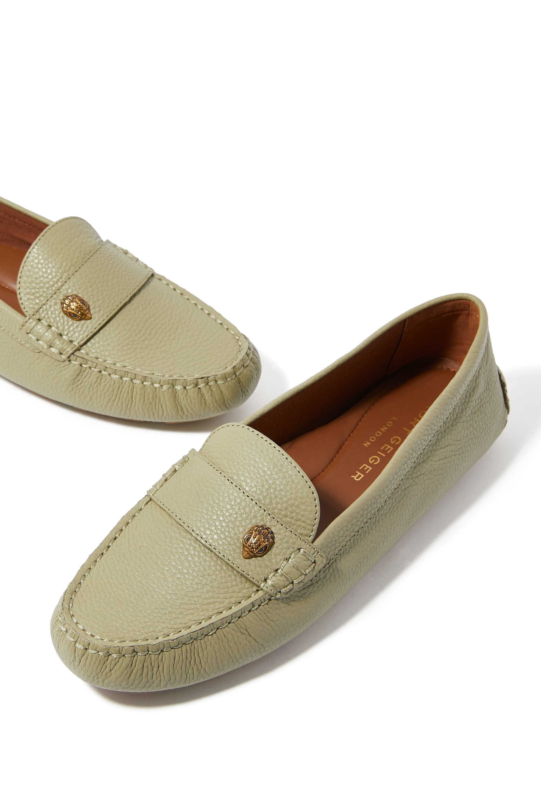 حذاء سهل الارتداء بحلية شعار الماركة