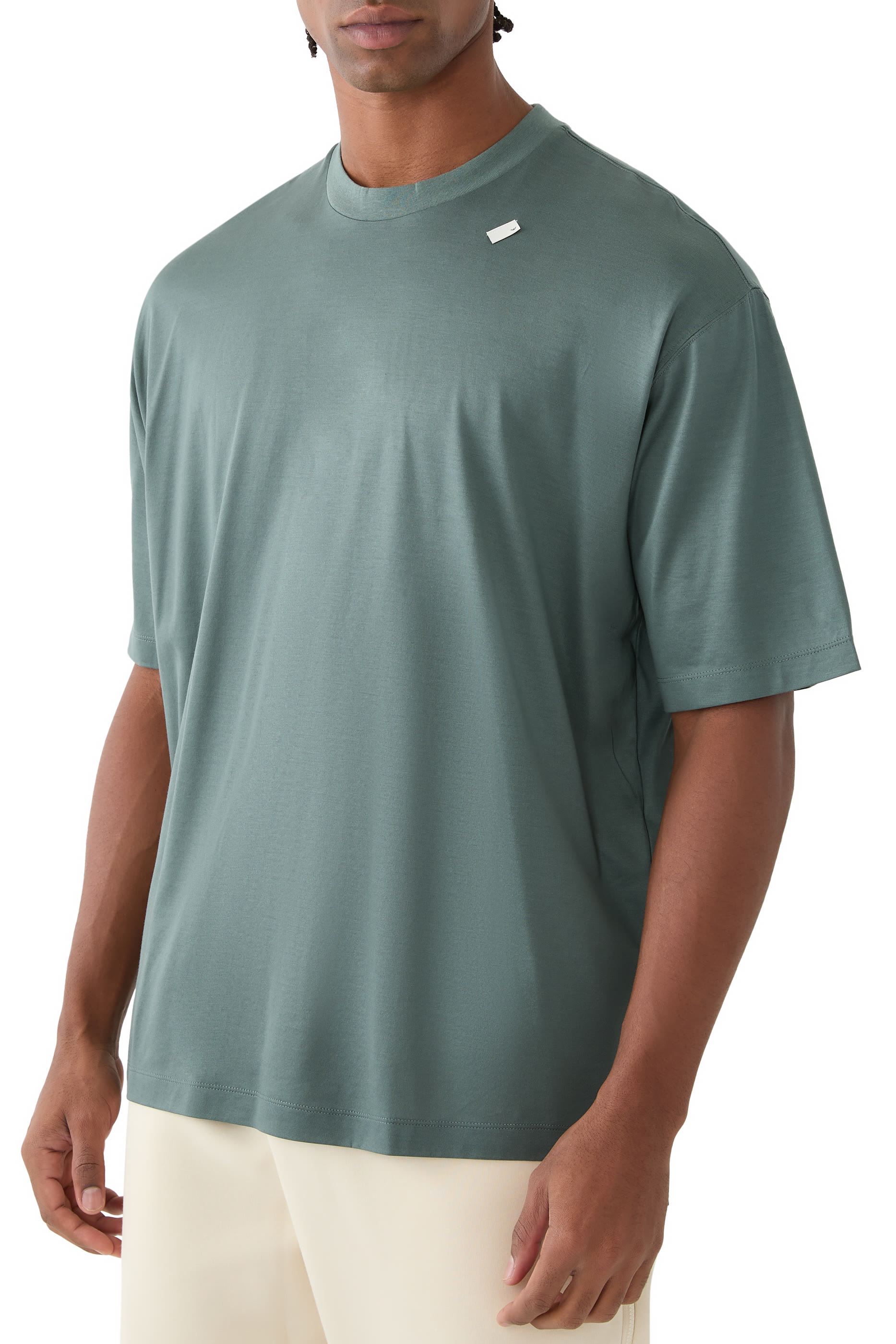 تيشيرت بقصة واسعة ورقعة شعار الماركة صغيرة